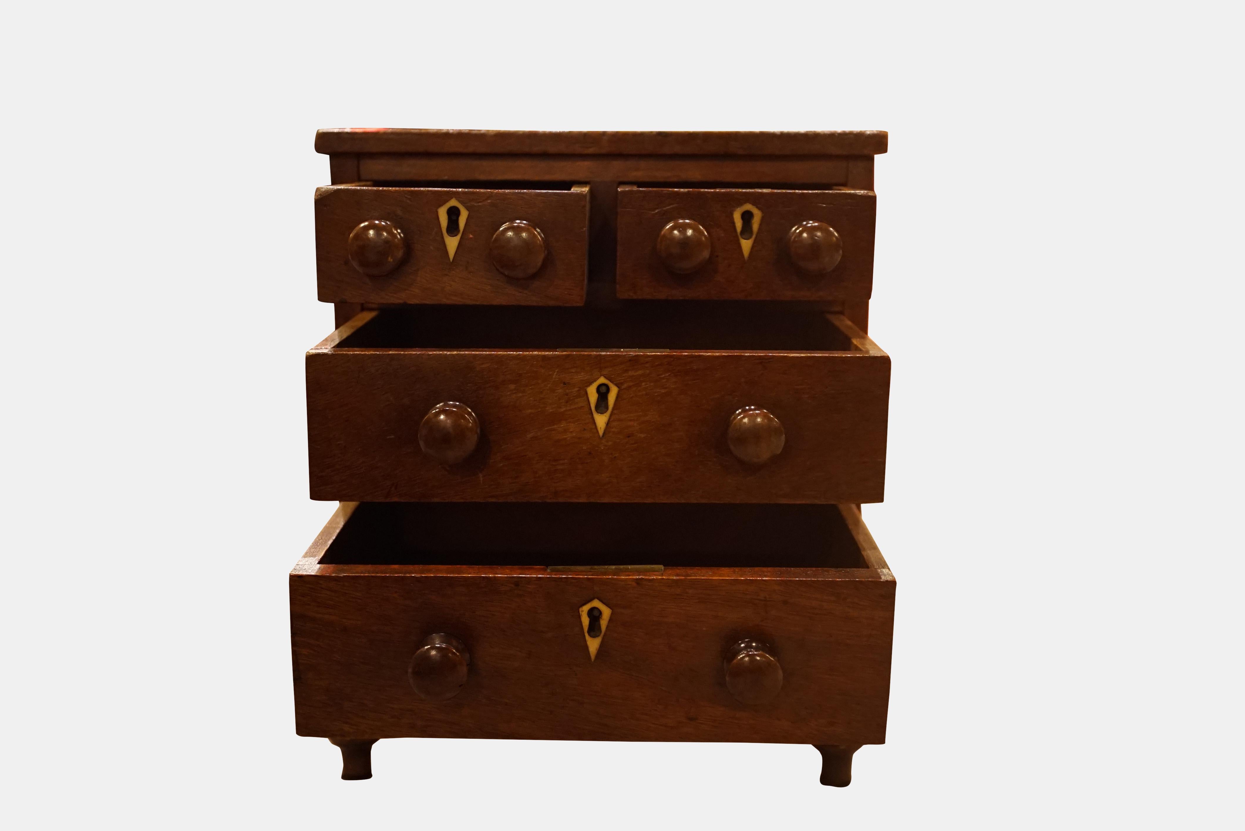 George III Mahogany Miniature Chest of Drawers In Good Condition In Salisbury, GB