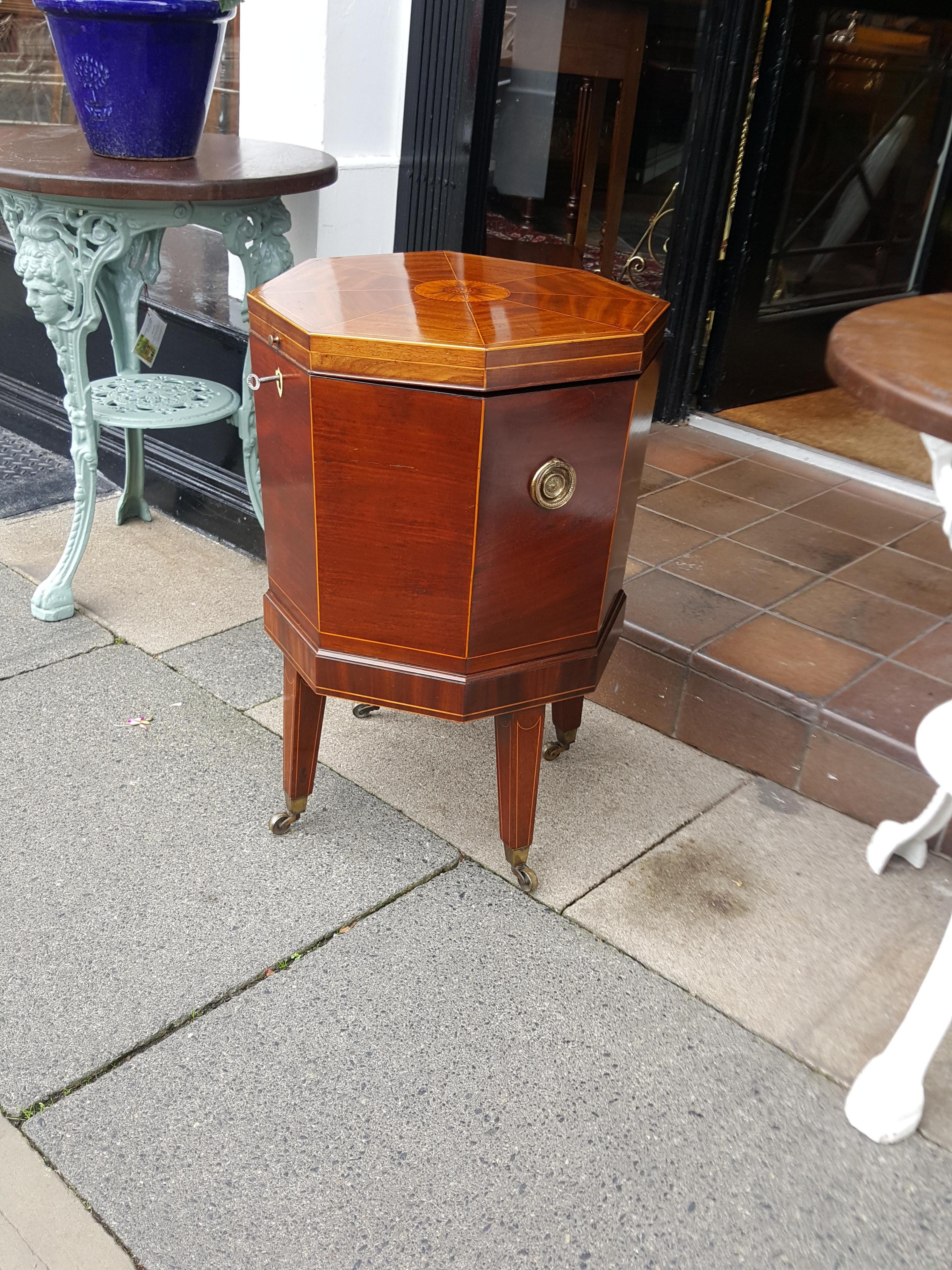 George III Mahogany Octagonal Cellarette In Good Condition In Altrincham, Cheshire