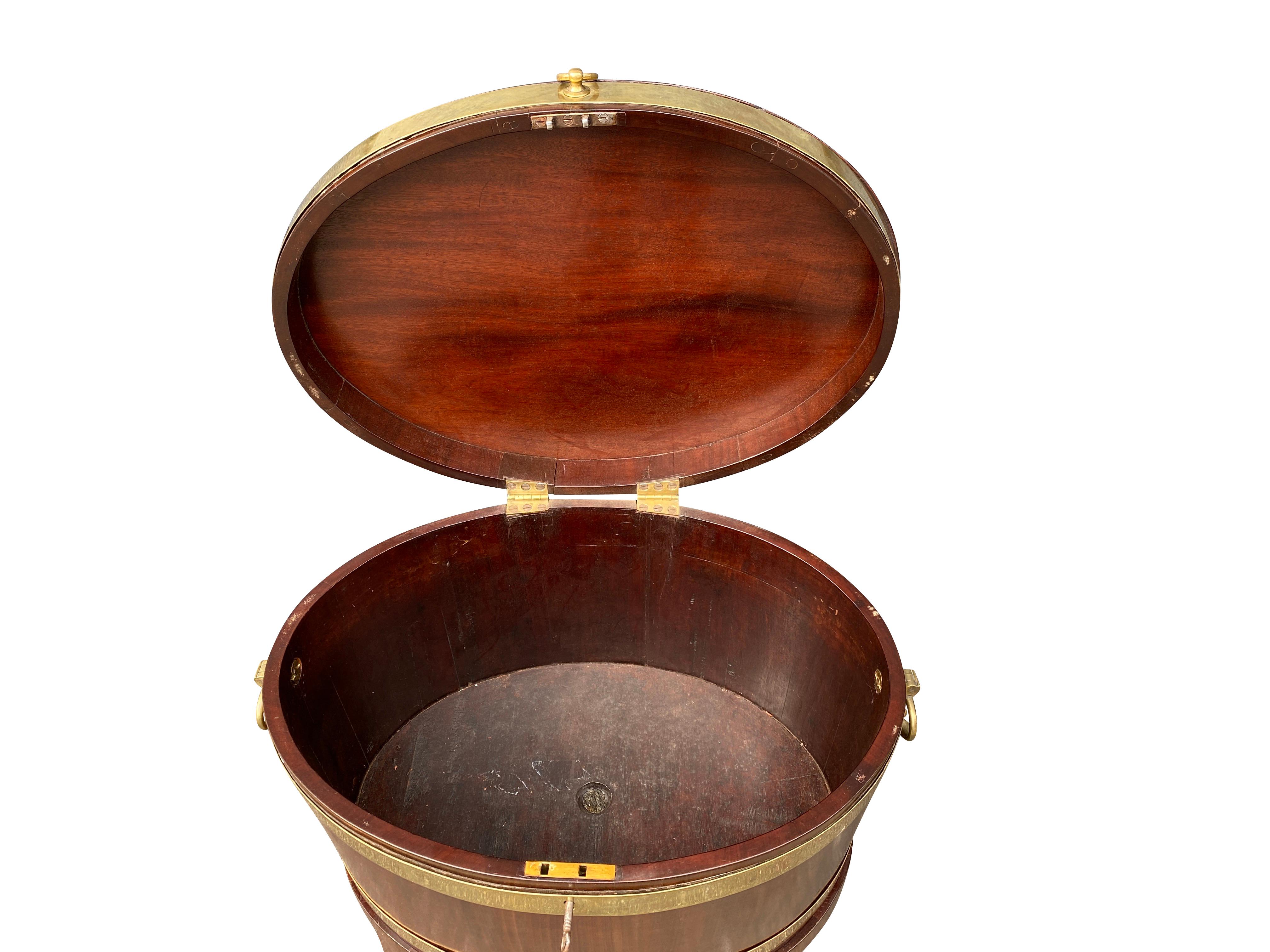 Ovales Cellarette aus Mahagoni aus George III.-Zeit im Zustand „Gut“ im Angebot in Essex, MA