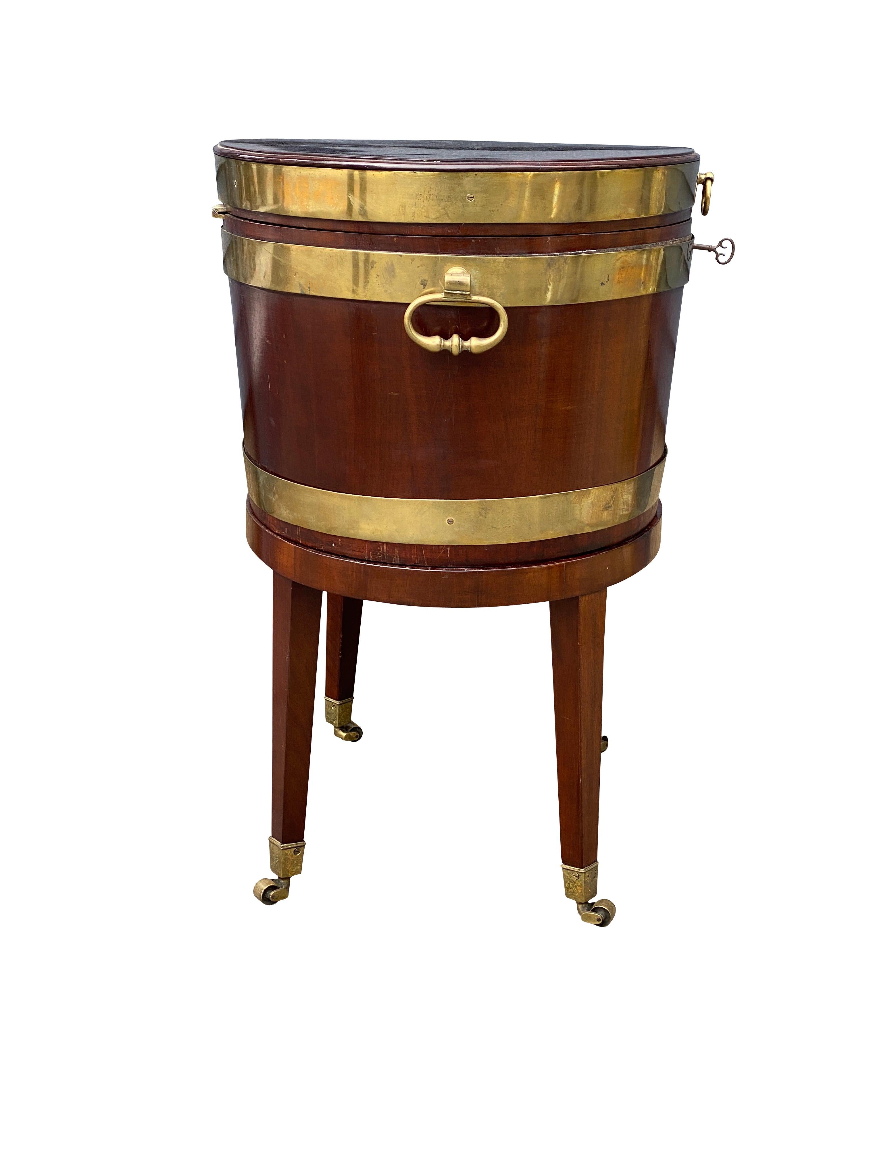XVIIIe siècle Cellarette ovale en acajou de style George III en vente