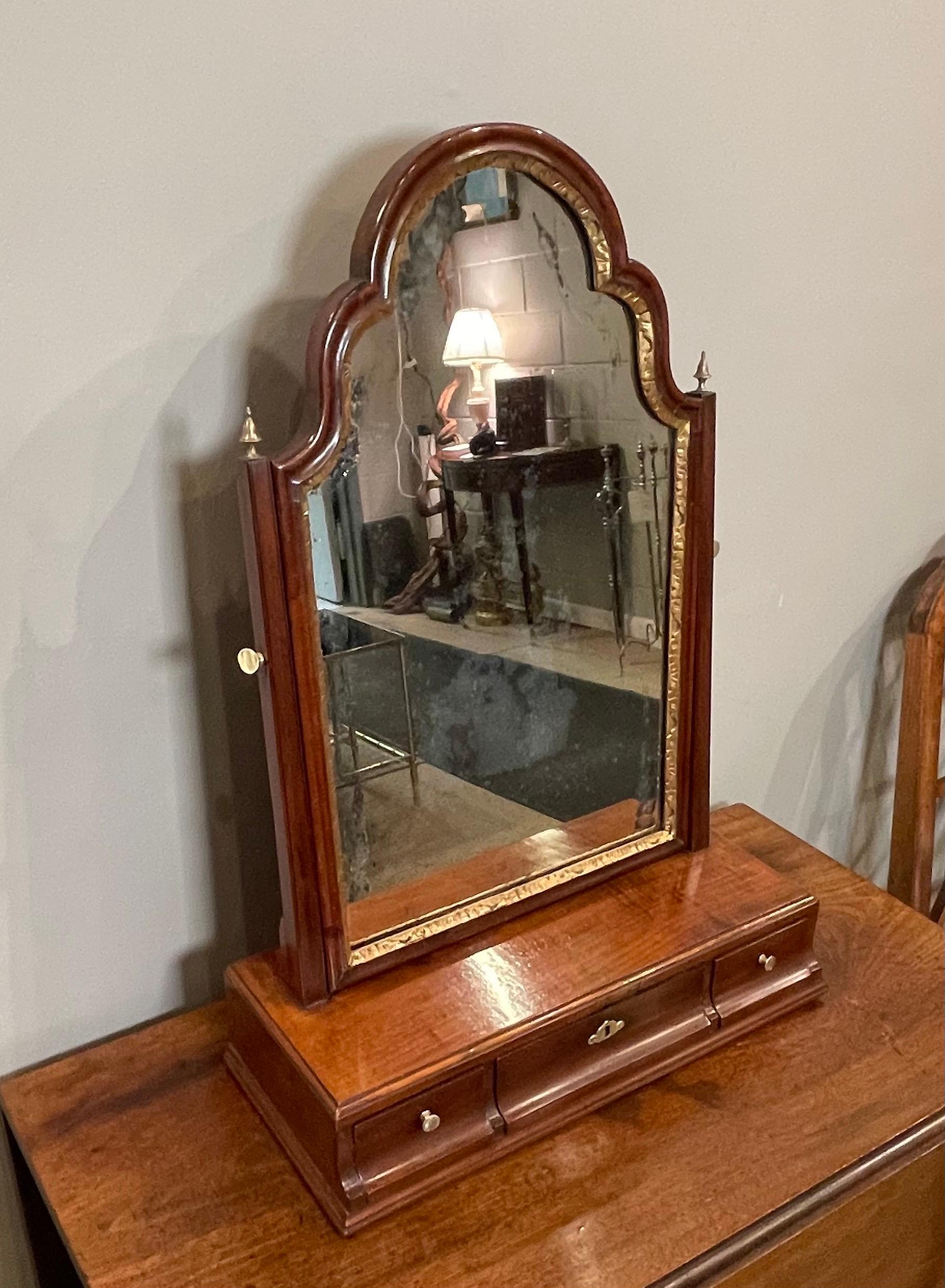 Queen Anne Walnut & Parcel Gilt Dressing Mirror In Good Condition In New York, NY