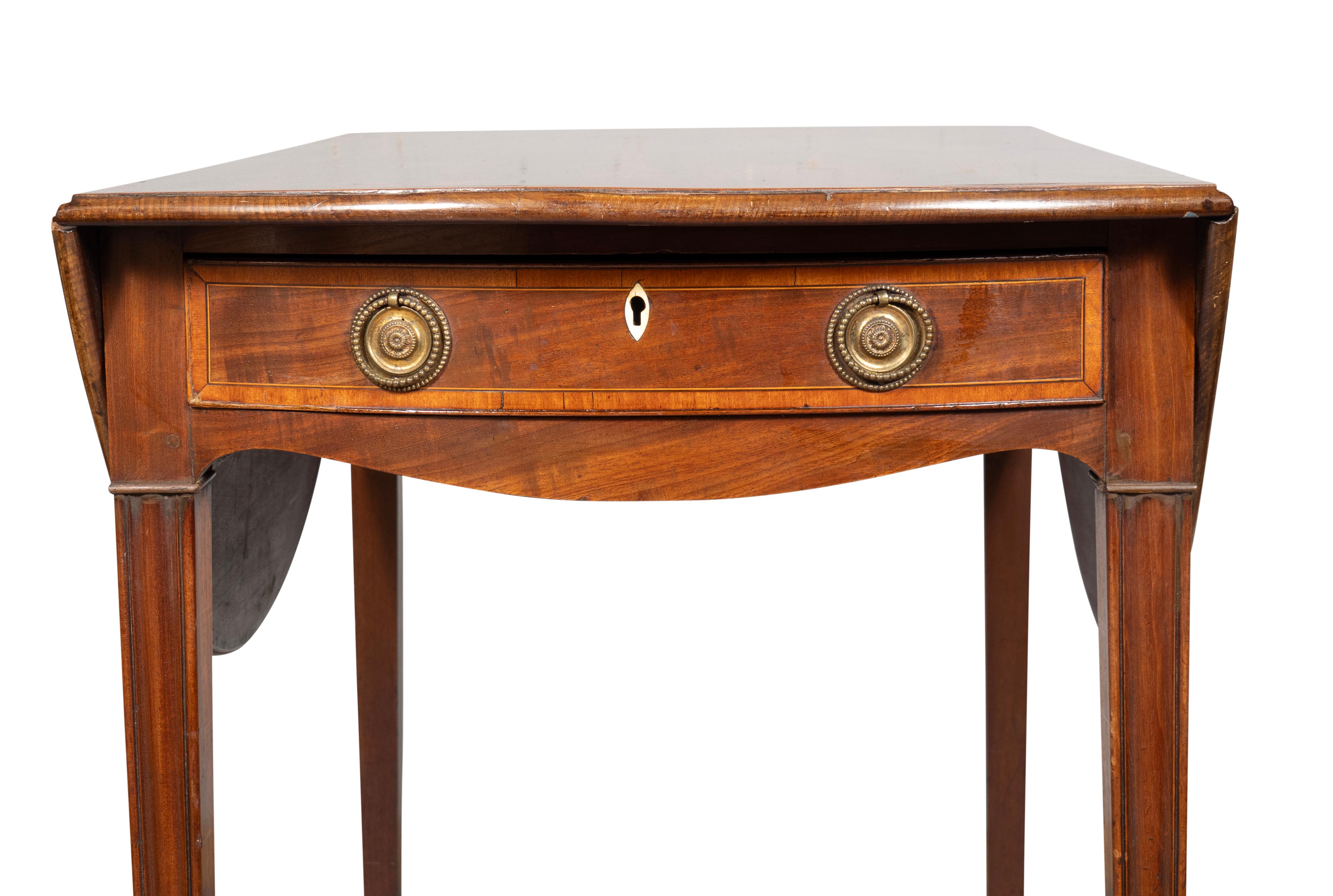 Mahagoni-Pembroke-Tisch aus der George-III-Periode im Angebot 3