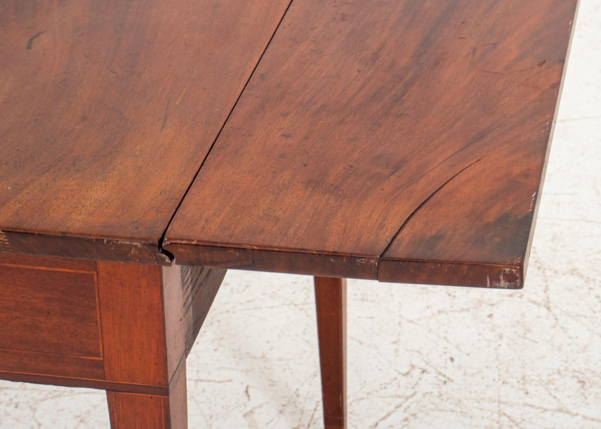 George III Mahogany Pembroke Table In Good Condition For Sale In New York, NY