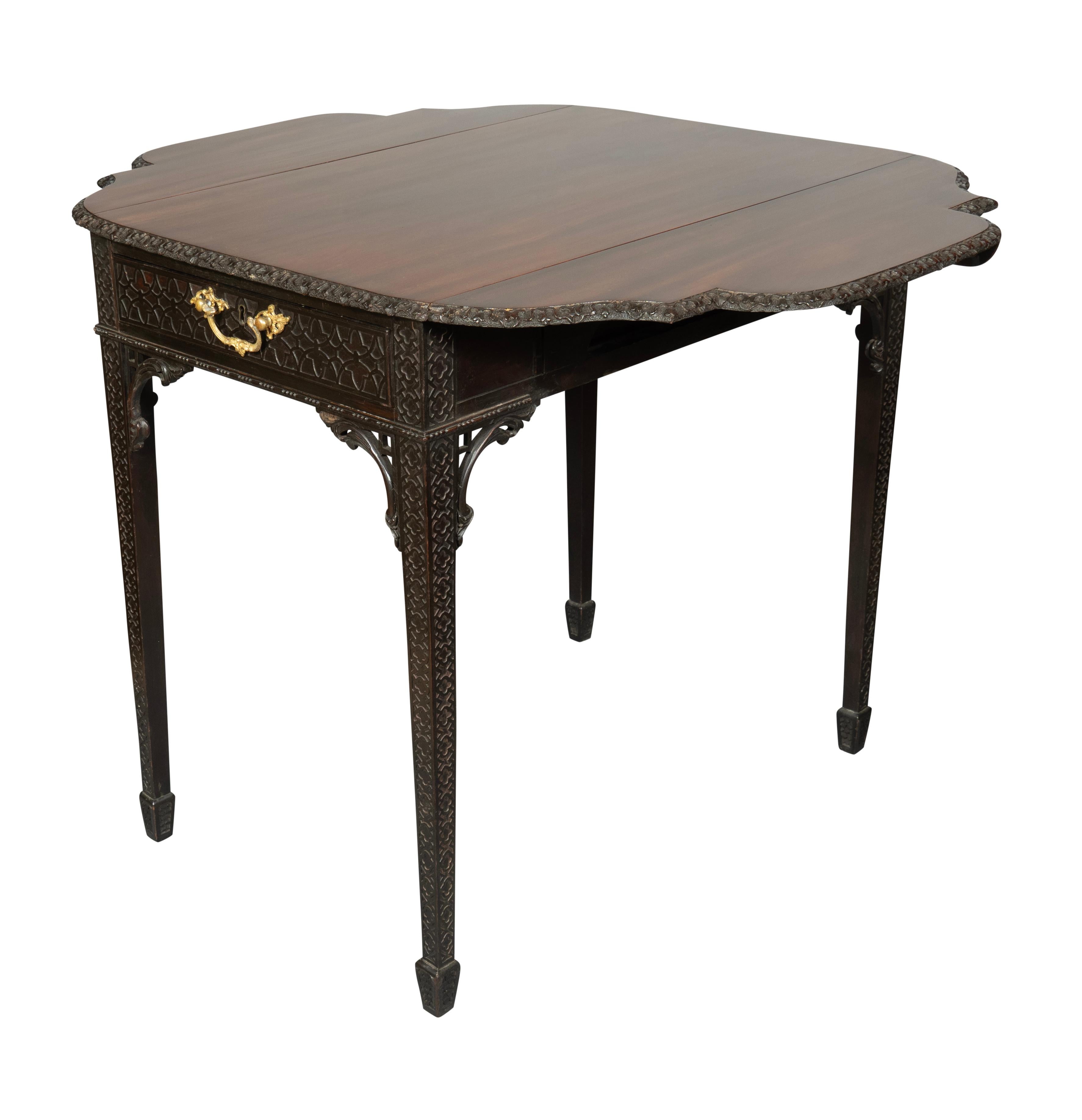 Mahagoni-Pembroke-Tisch aus der George-III-Periode nach Chippendale im Angebot 3