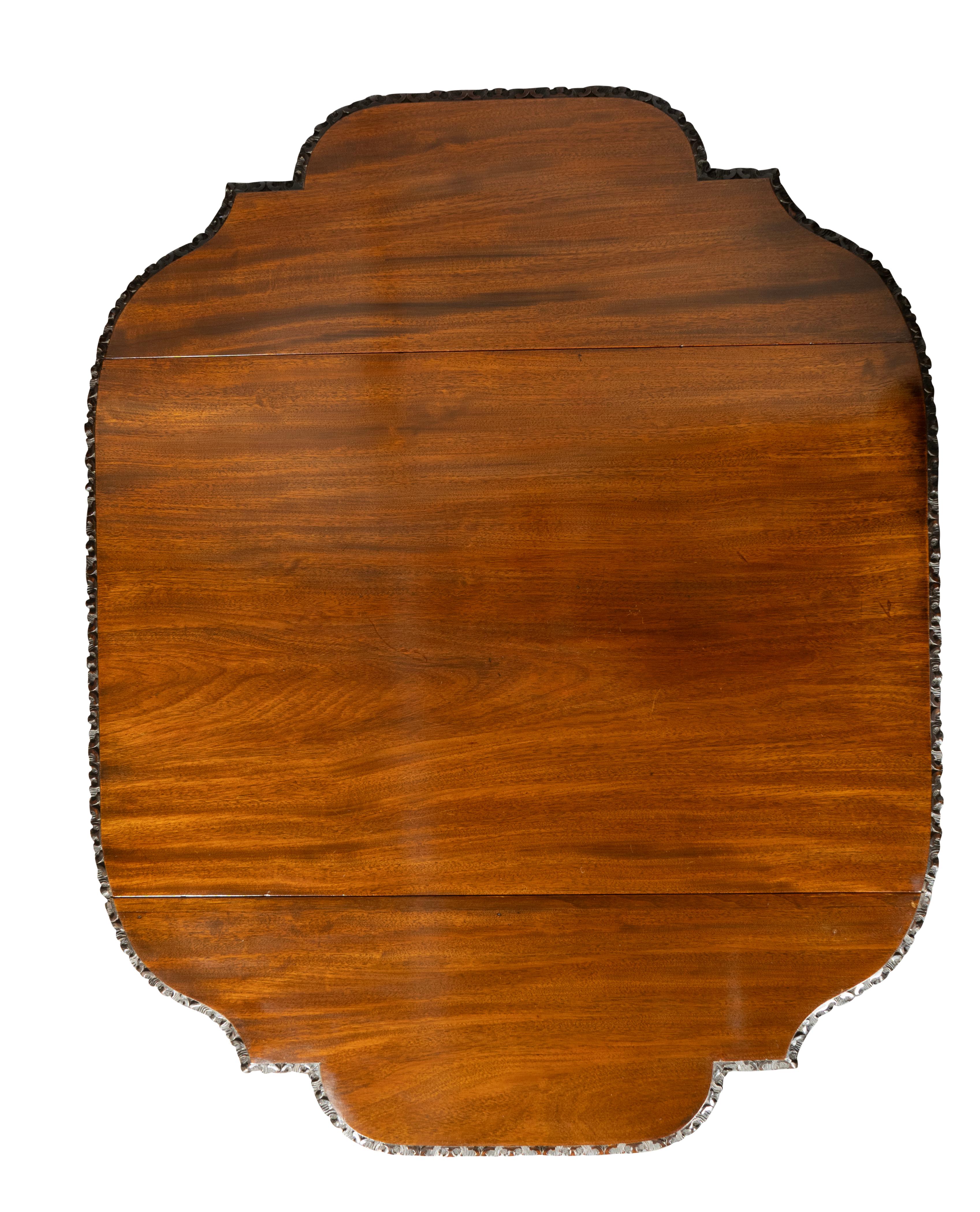 Mahagoni-Pembroke-Tisch aus der George-III-Periode nach Chippendale im Angebot 4