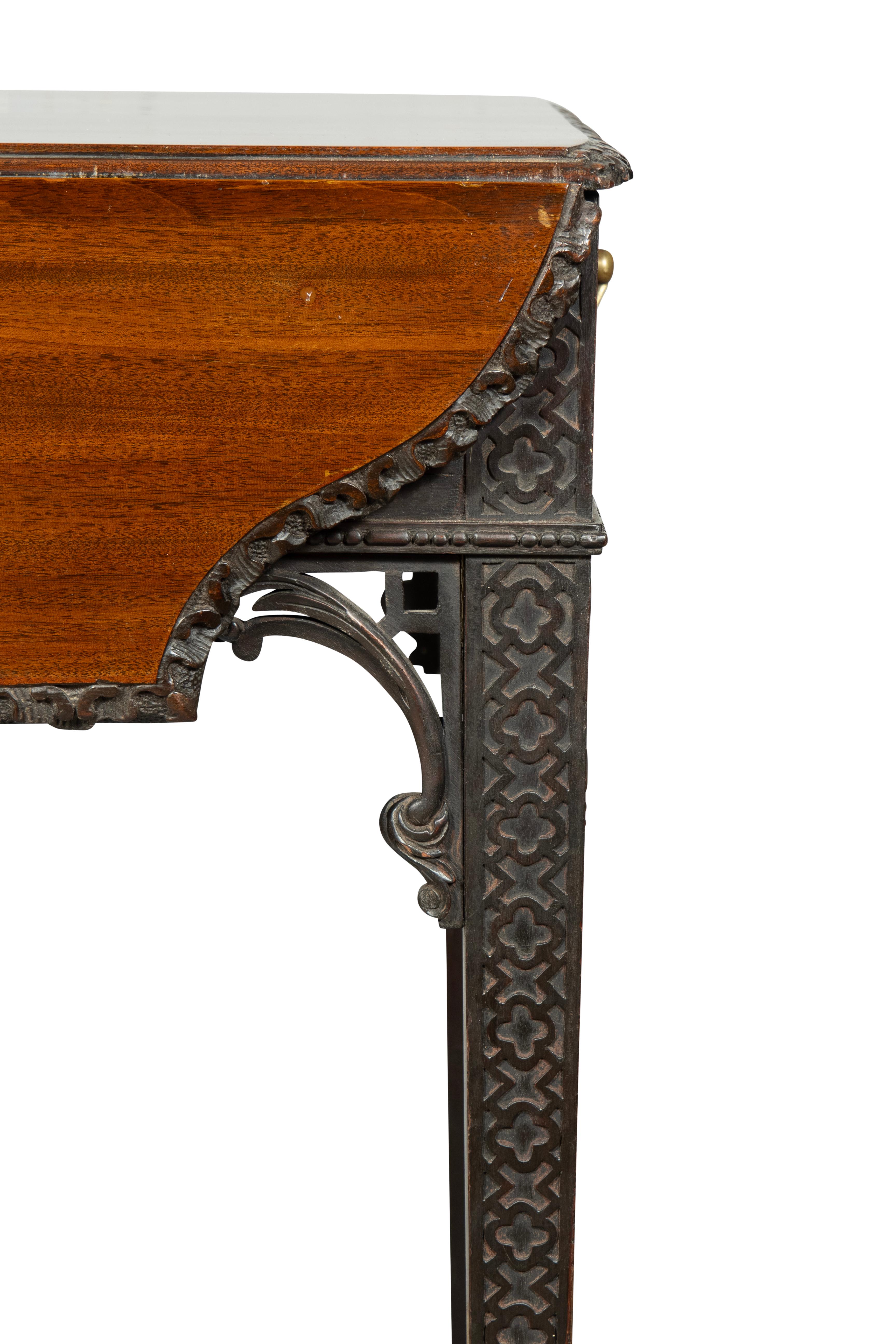 Mahagoni-Pembroke-Tisch aus der George-III-Periode nach Chippendale im Angebot 7