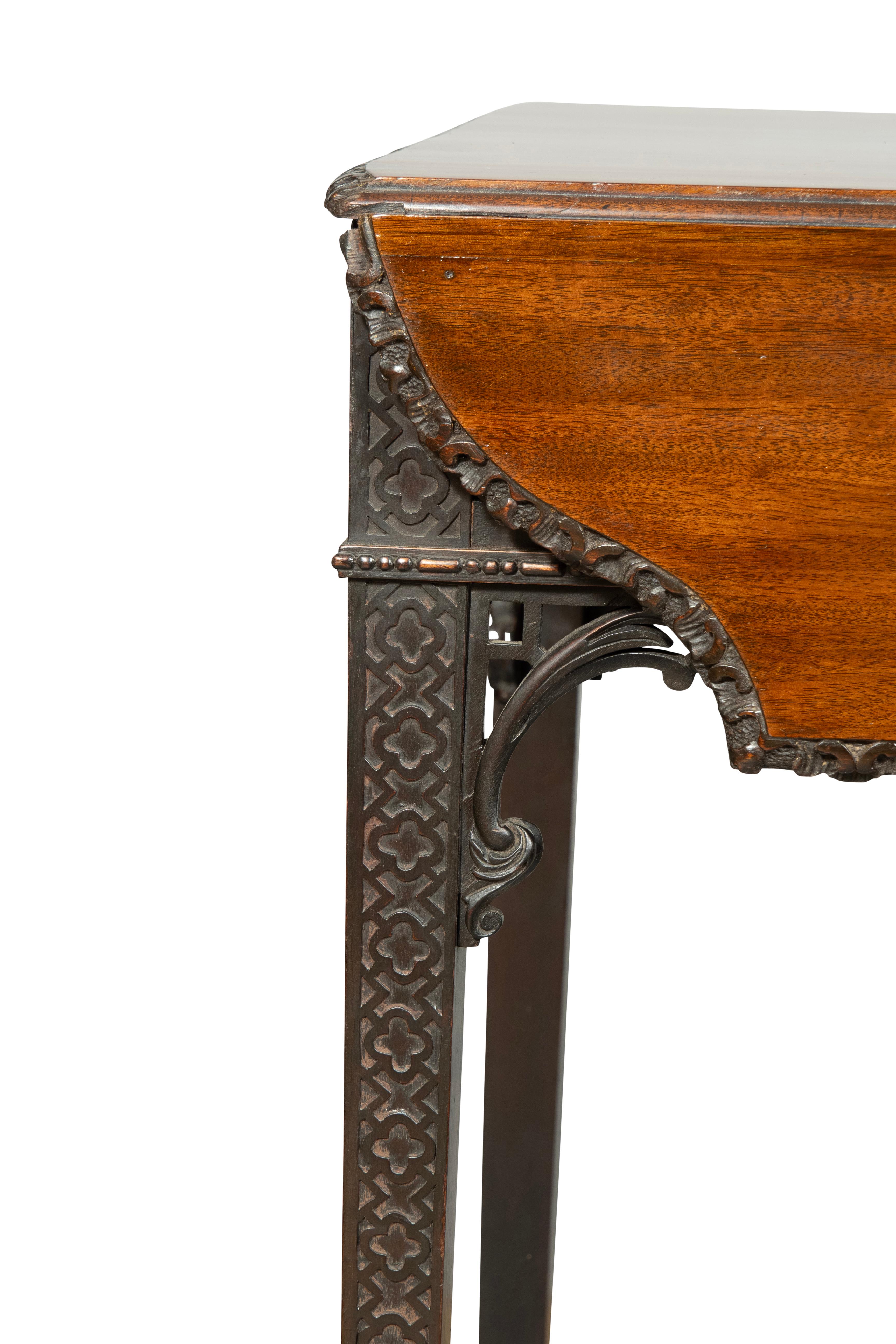 Mahagoni-Pembroke-Tisch aus der George-III-Periode nach Chippendale im Angebot 8
