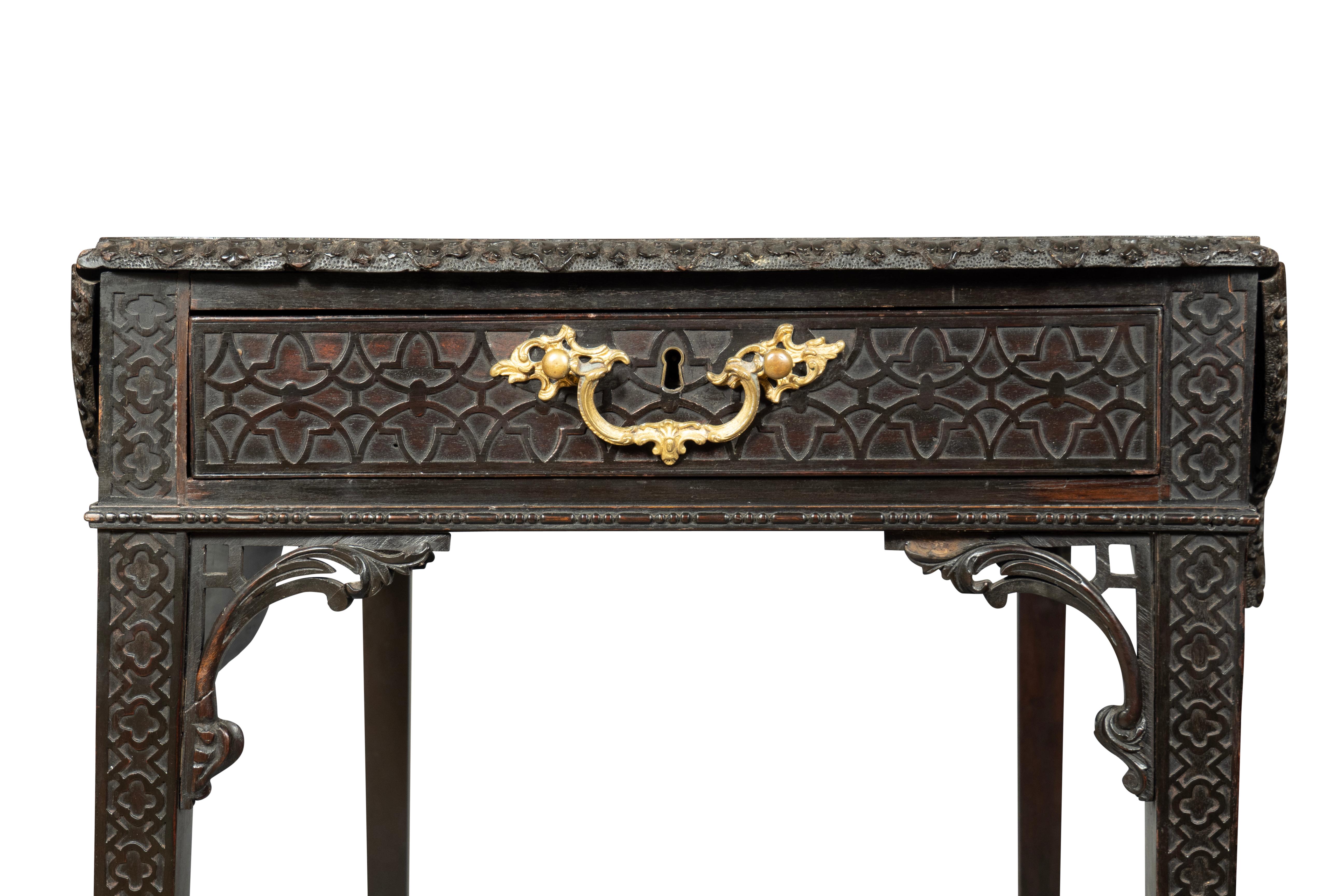 Mahagoni-Pembroke-Tisch aus der George-III-Periode nach Chippendale im Angebot 9