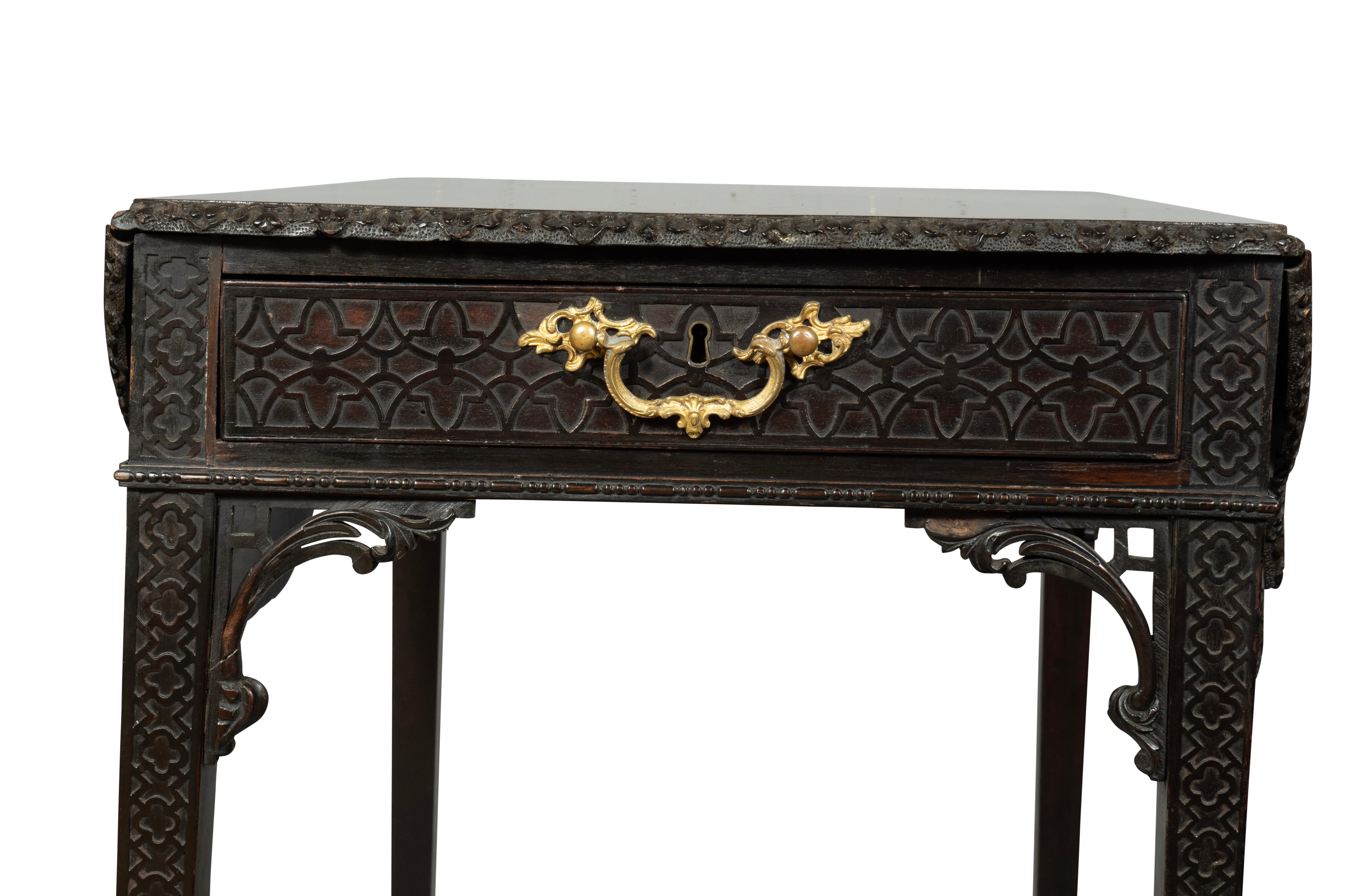 Mahagoni-Pembroke-Tisch aus der George-III-Periode nach Chippendale im Angebot 11