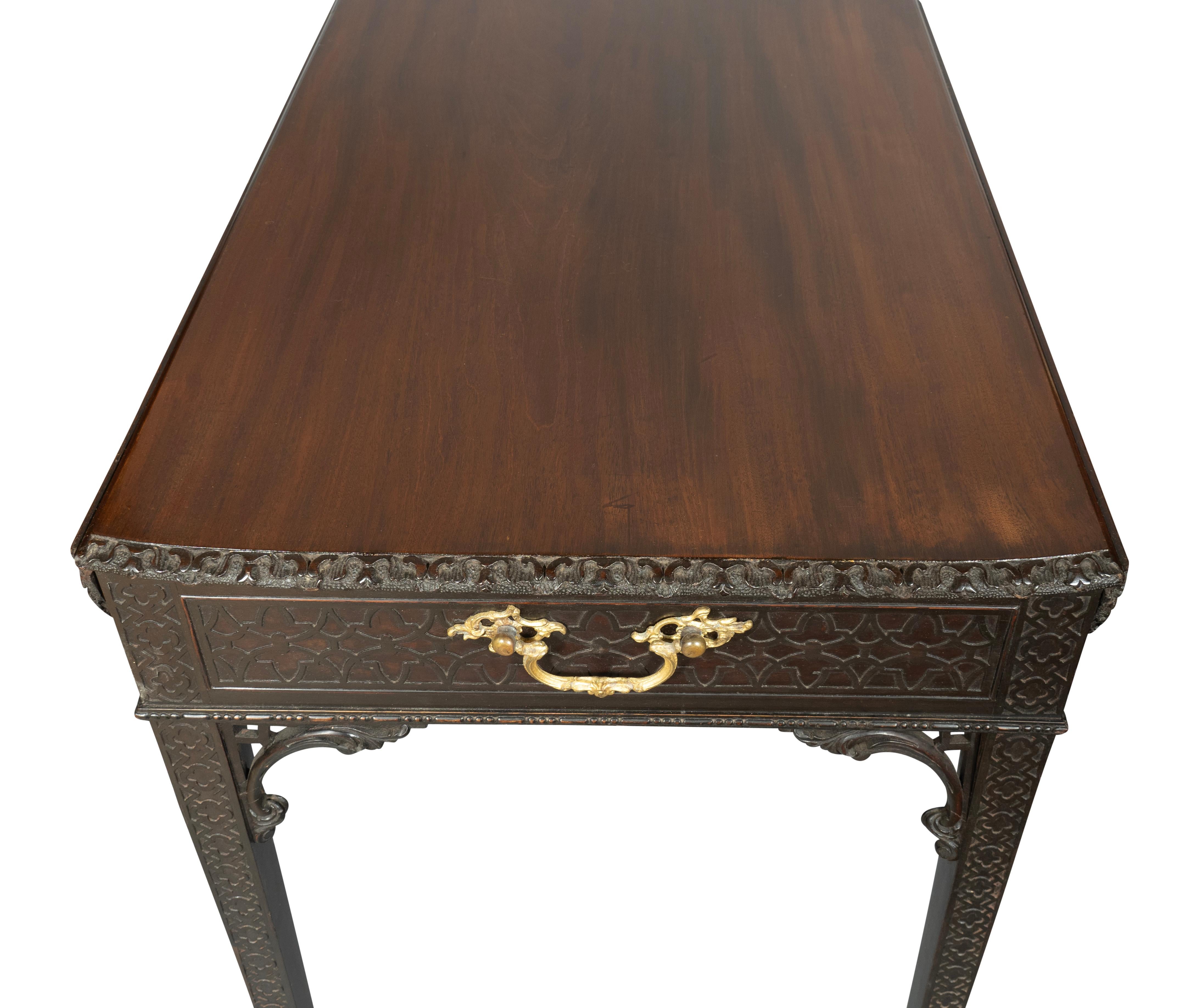 Mahagoni-Pembroke-Tisch aus der George-III-Periode nach Chippendale im Angebot 12