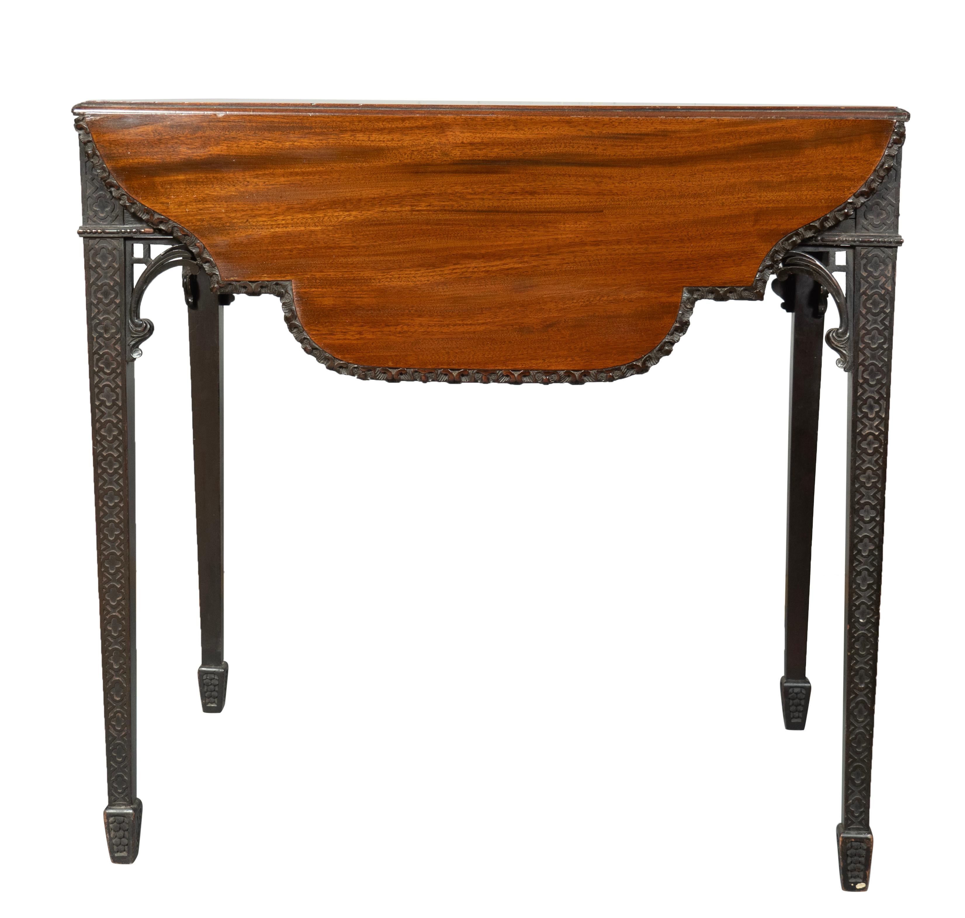 Mahagoni-Pembroke-Tisch aus der George-III-Periode nach Chippendale im Zustand „Gut“ im Angebot in Essex, MA