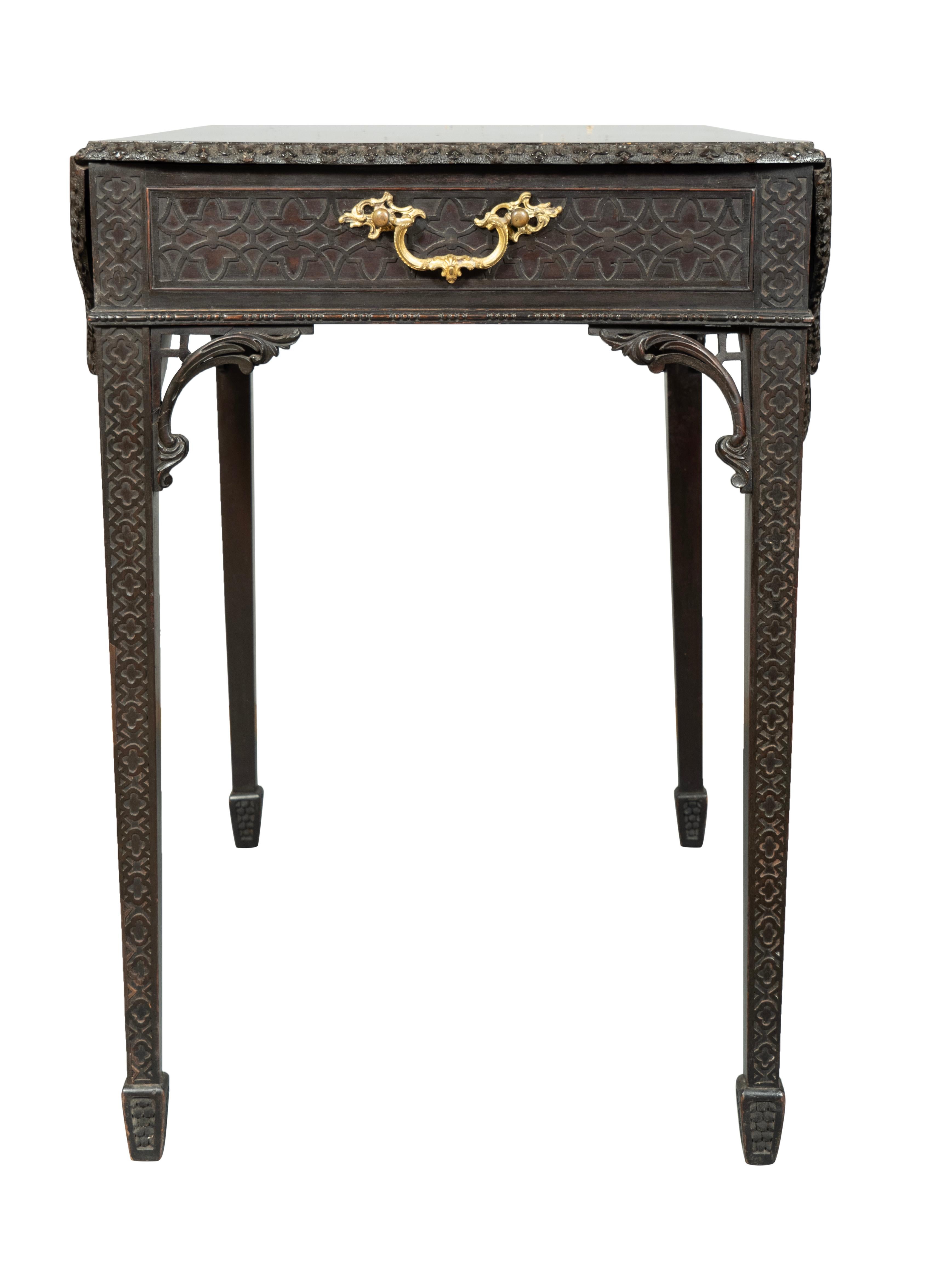 Mahagoni-Pembroke-Tisch aus der George-III-Periode nach Chippendale (Spätes 18. Jahrhundert) im Angebot