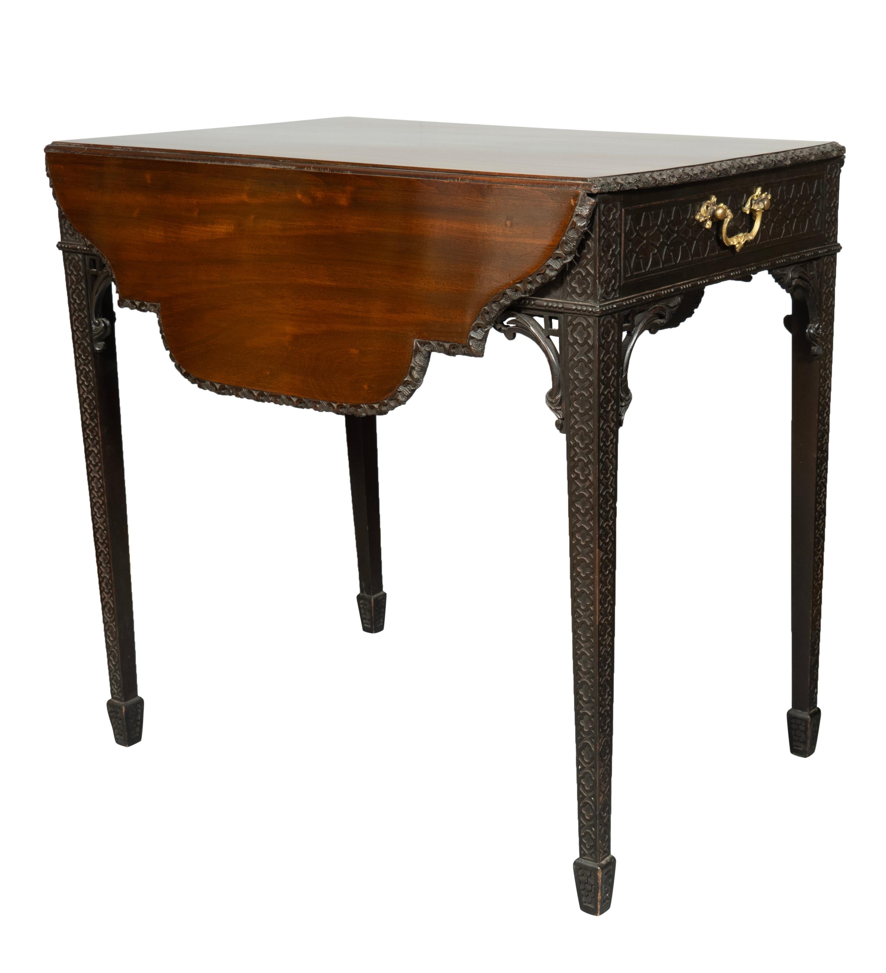 Mahagoni-Pembroke-Tisch aus der George-III-Periode nach Chippendale (Messing) im Angebot