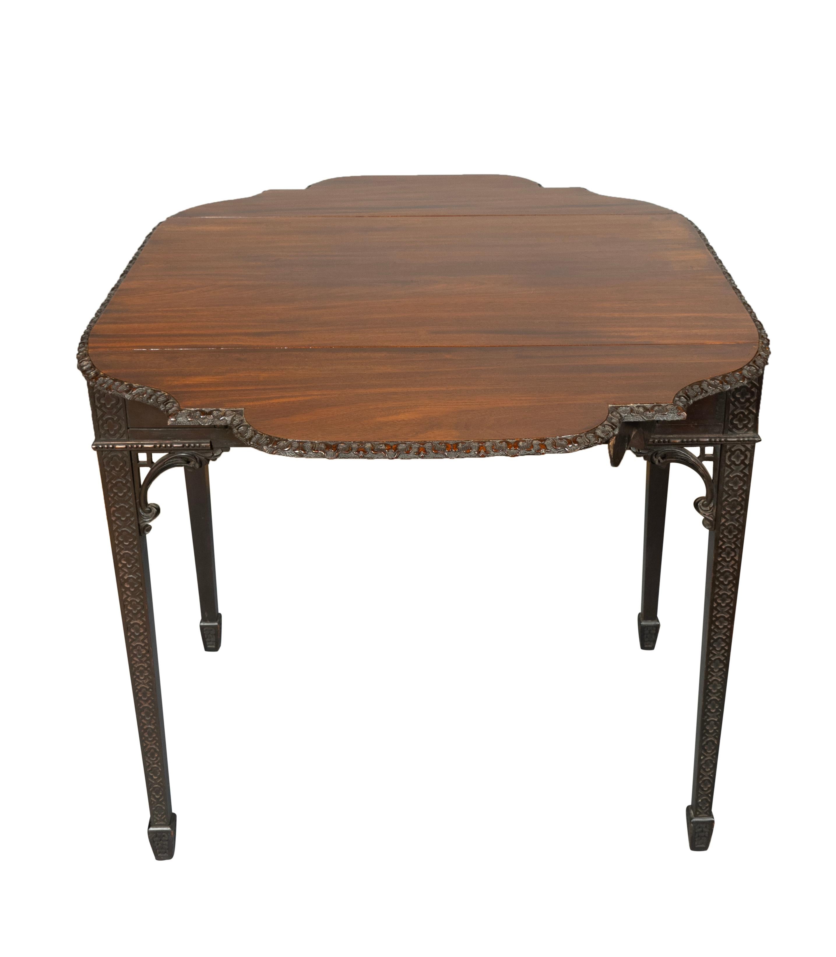 Mahagoni-Pembroke-Tisch aus der George-III-Periode nach Chippendale im Angebot 2