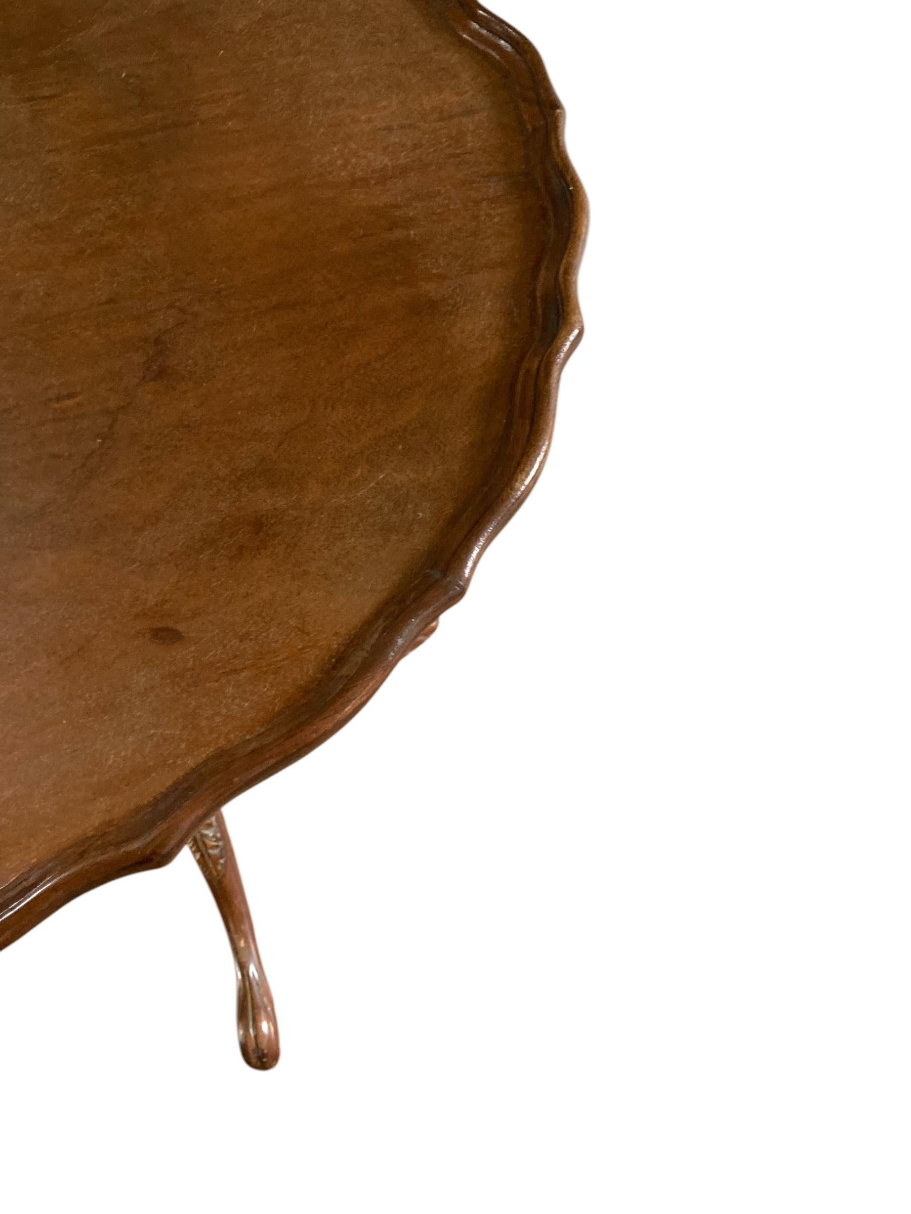 George III Mahogany Pie Crust Tilt top table late 1800's en vente 4