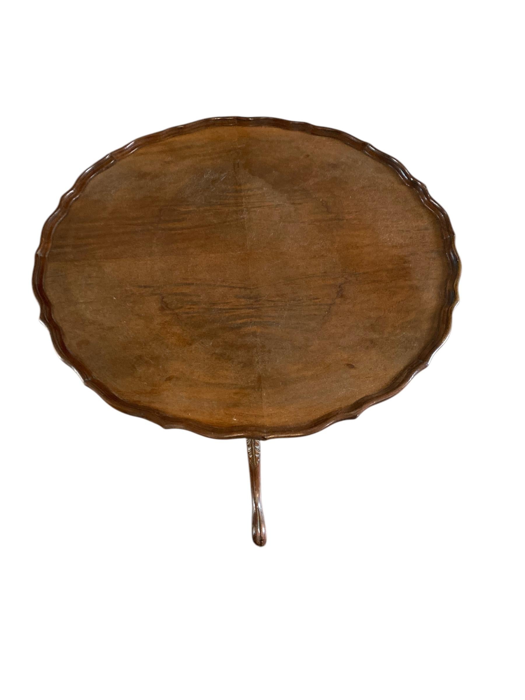 George III Mahogany Pie Crust Tilt top table late 1800's en vente 5