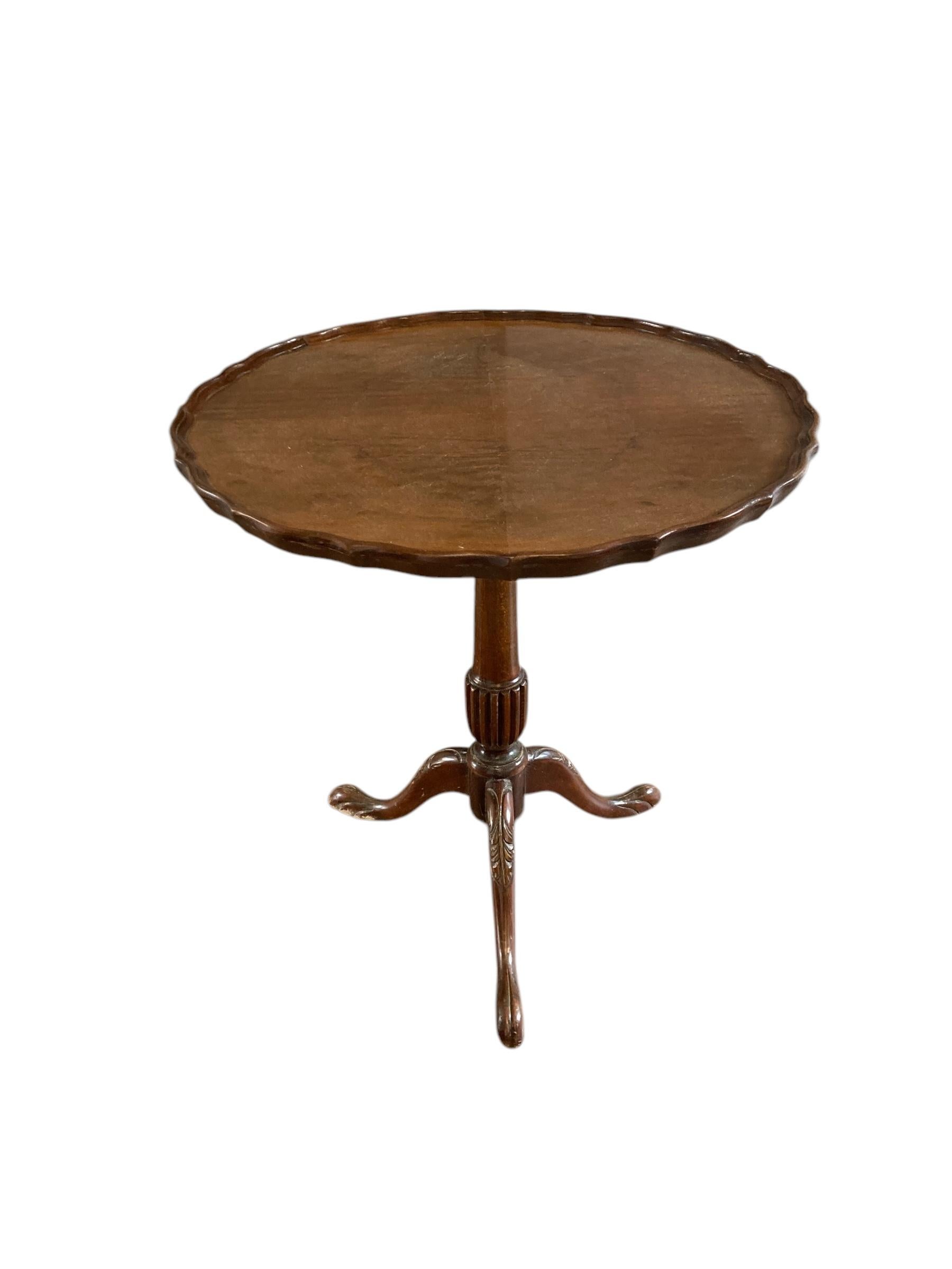 George III Mahogany Pie Crust Tilt top table late 1800's en vente 6