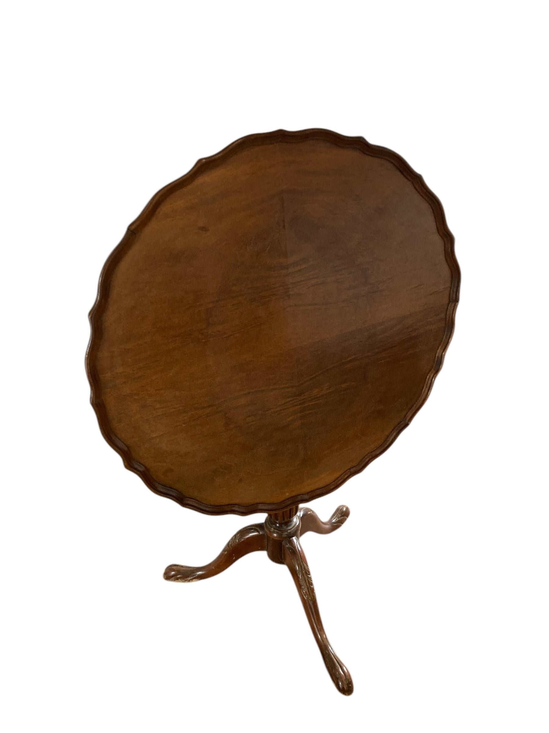 George III Mahogany Pie Crust Tilt top table late 1800's en vente 7