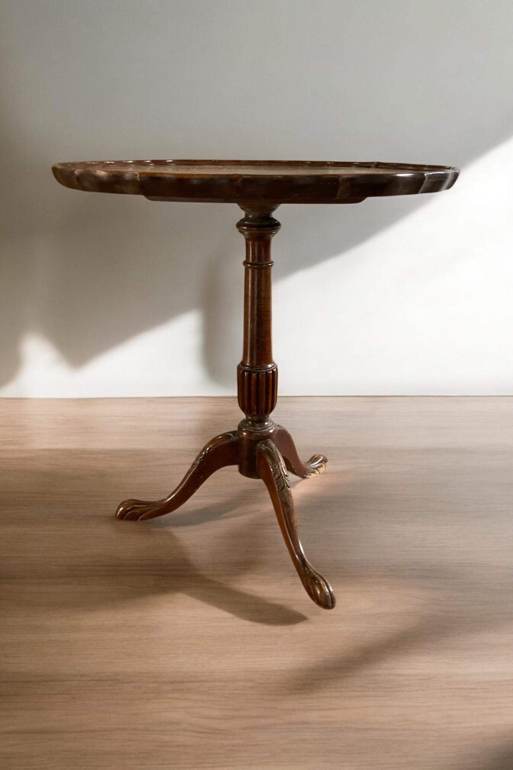 George III Mahogany Pie Crust Tilt top table late 1800's en vente 8