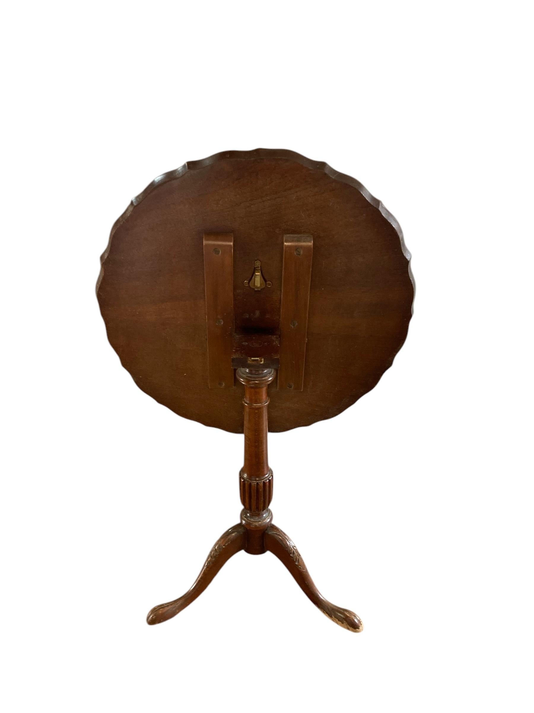 George III Mahogany Pie Crust Tilt top table late 1800's with a one piece snap top on a tripod base with pad feet.

Table H : 65cm

Incliné H : 95cm

L ; 60cm

D : 60cm