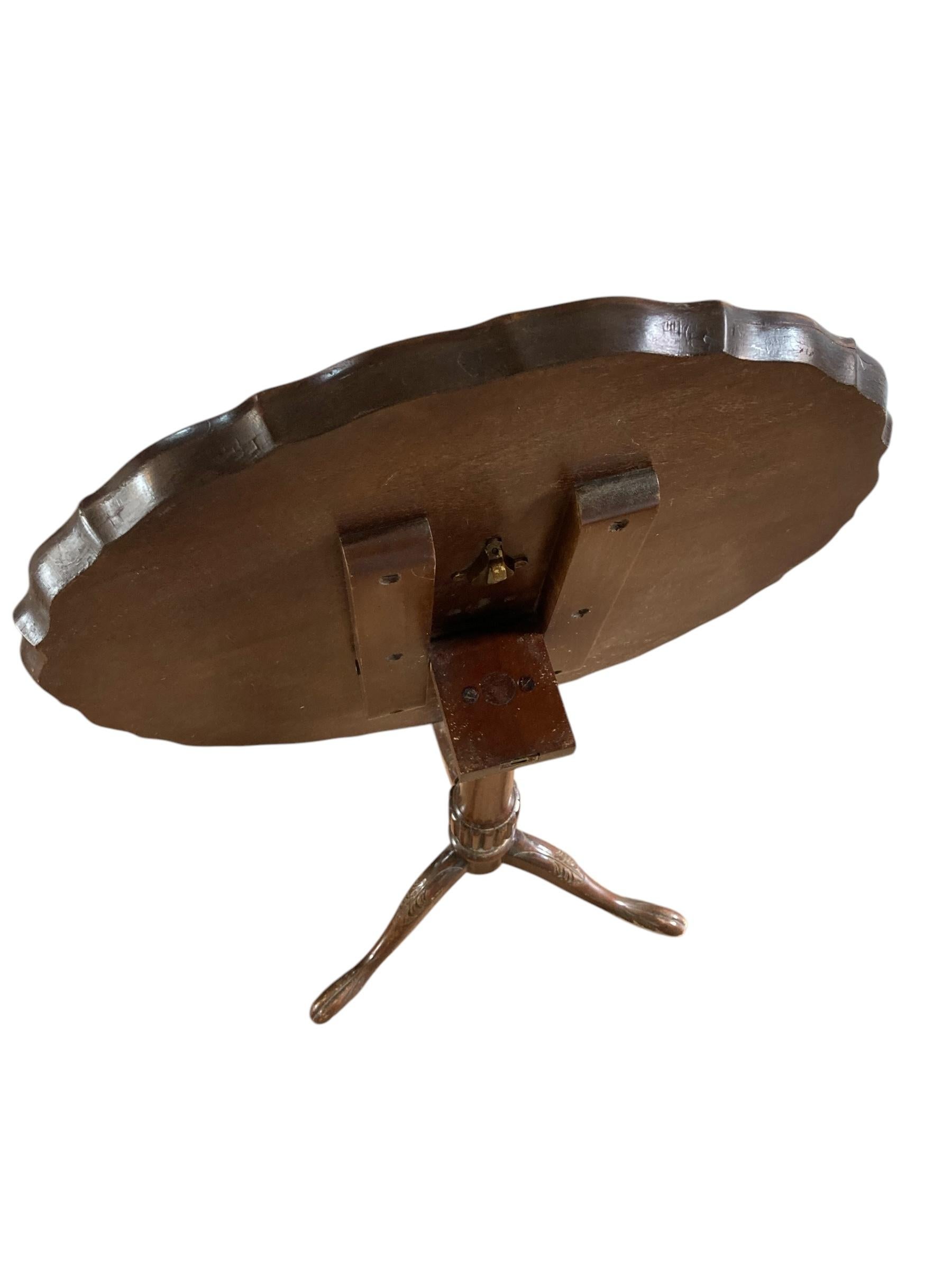 Acajou George III Mahogany Pie Crust Tilt top table late 1800's en vente