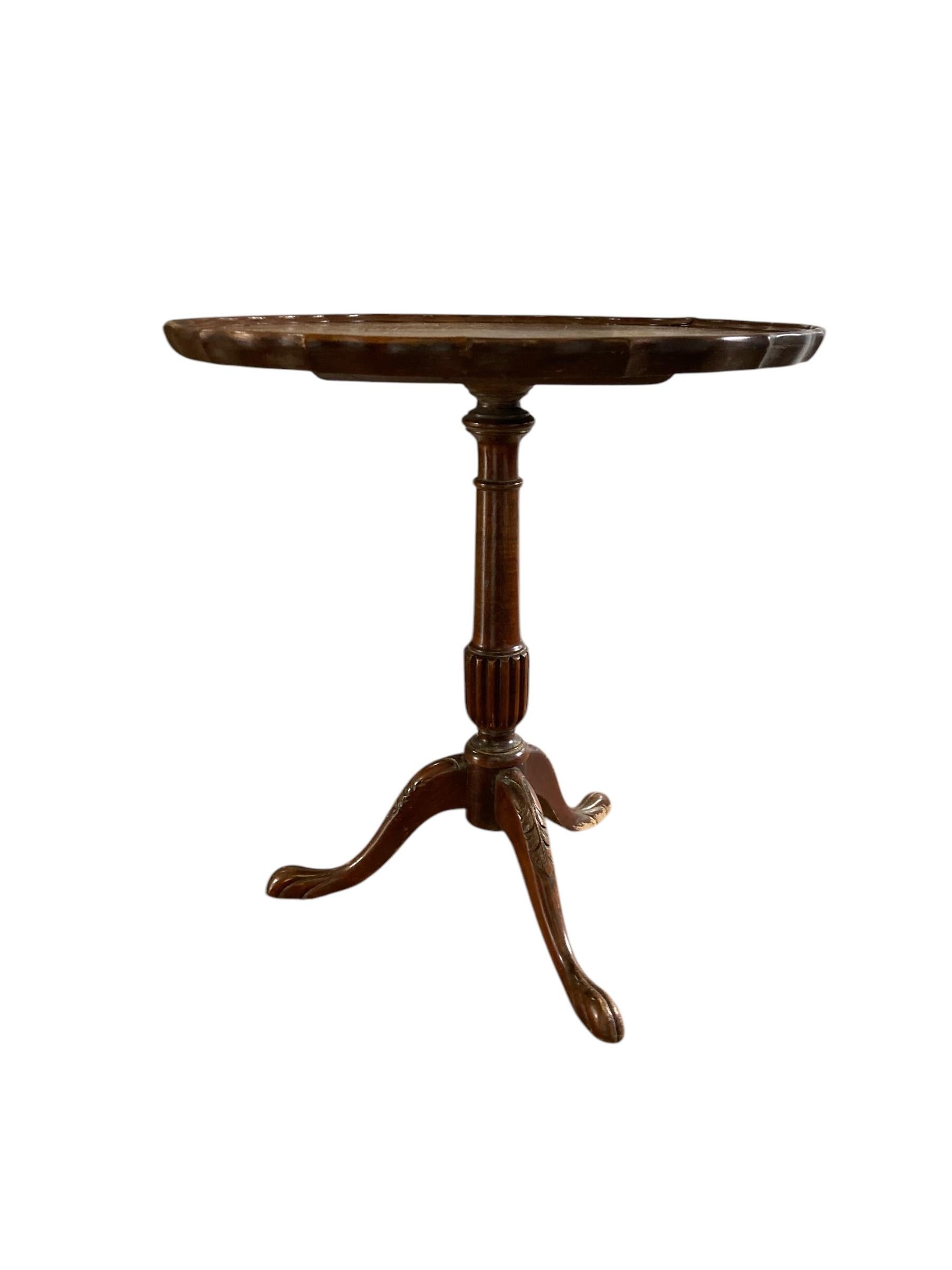 George III Mahogany Pie Crust Tilt top table late 1800's en vente 1