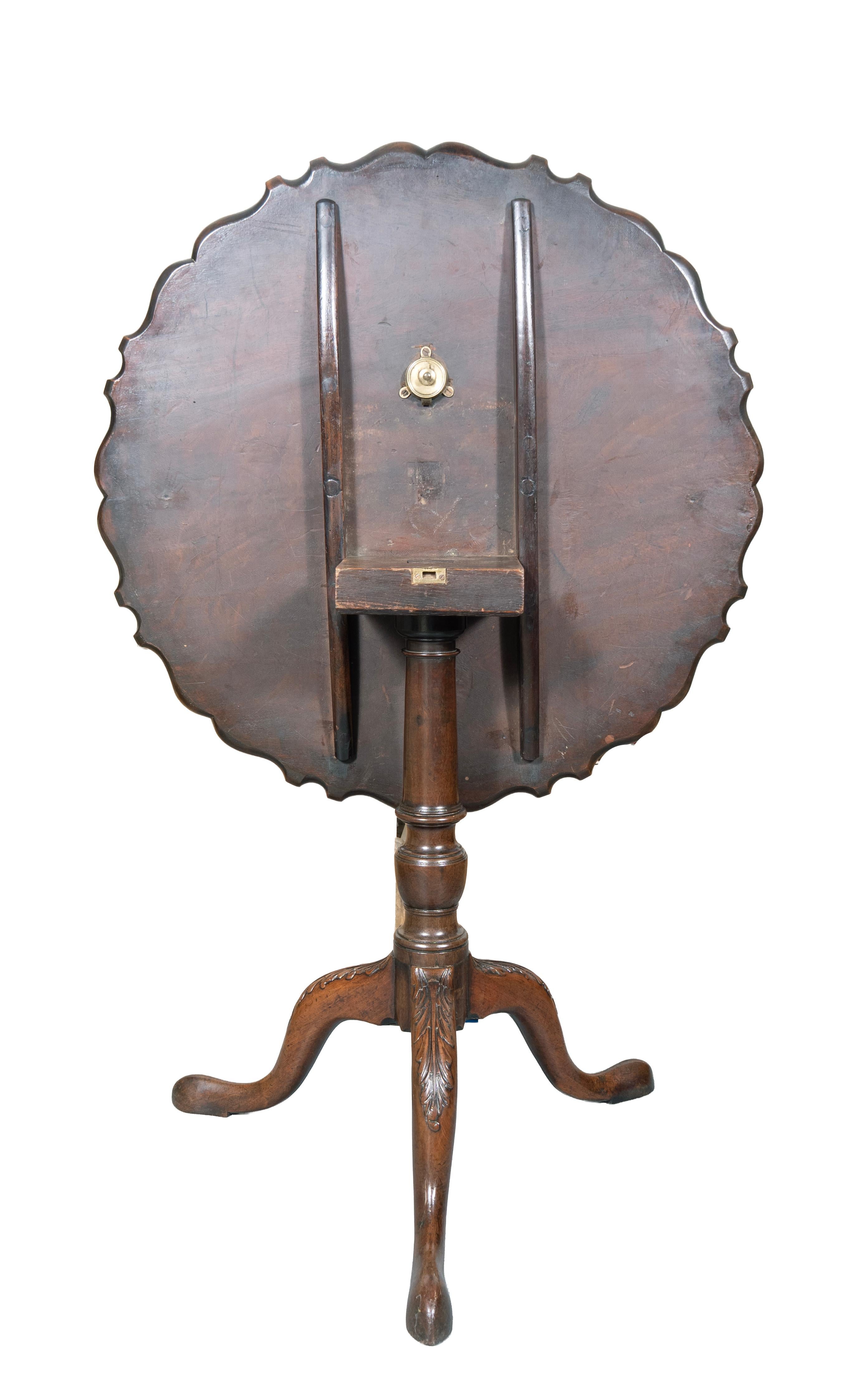 English George III Mahogany Piecrust Tilt Top Table For Sale