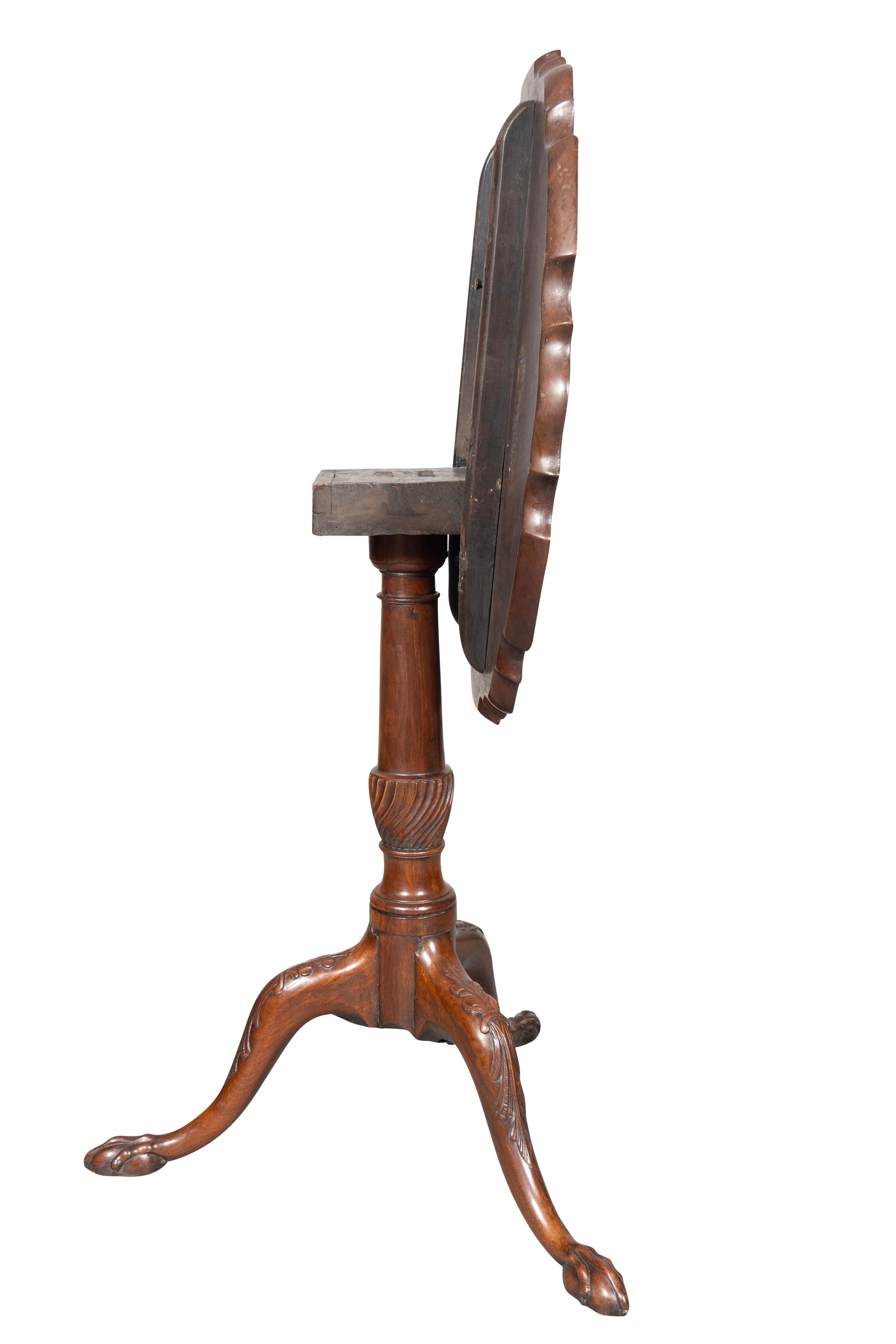 George III Mahogany Piecrust Tilt Top Table In Good Condition For Sale In Essex, MA