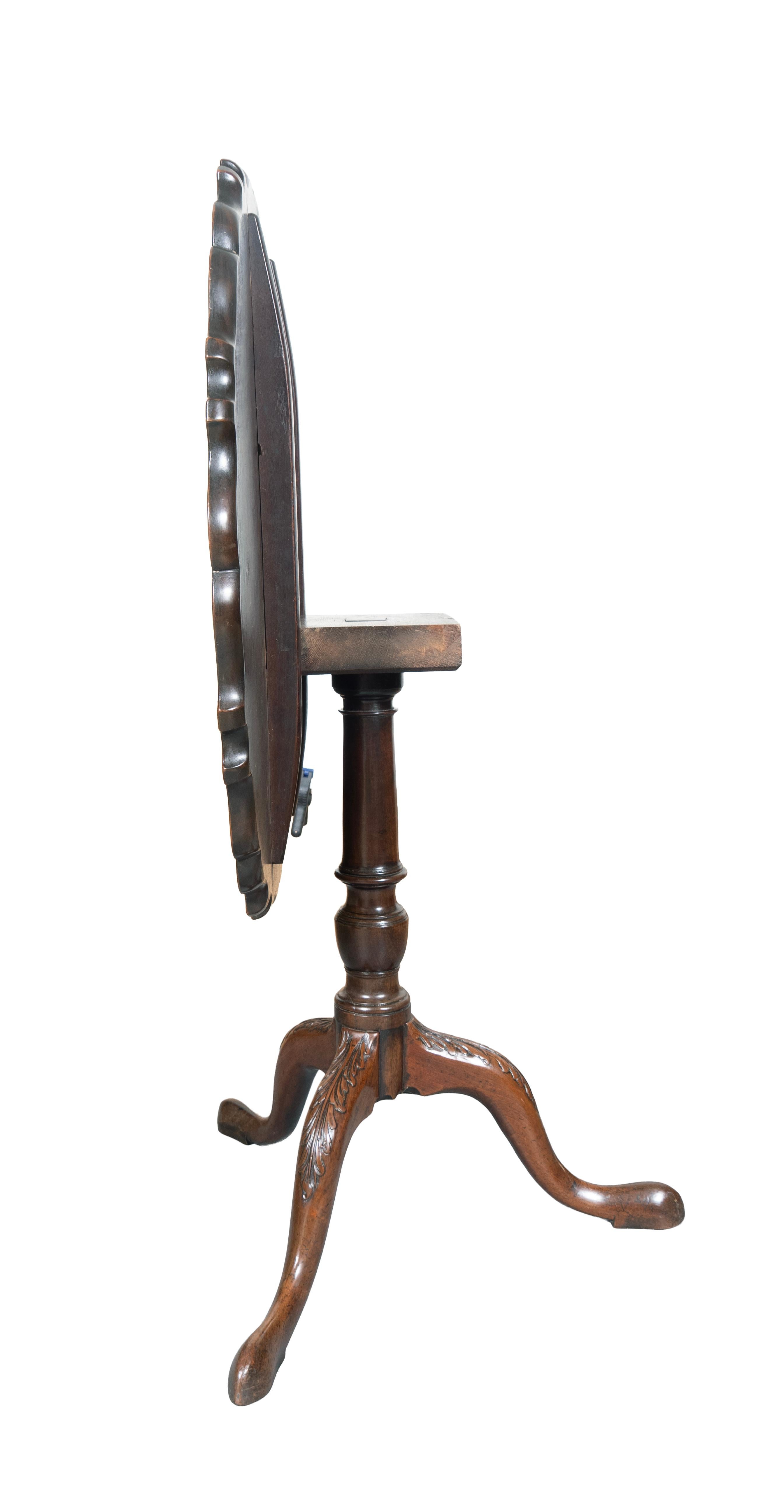 George III Mahogany Piecrust Tilt Top Table In Good Condition For Sale In Essex, MA