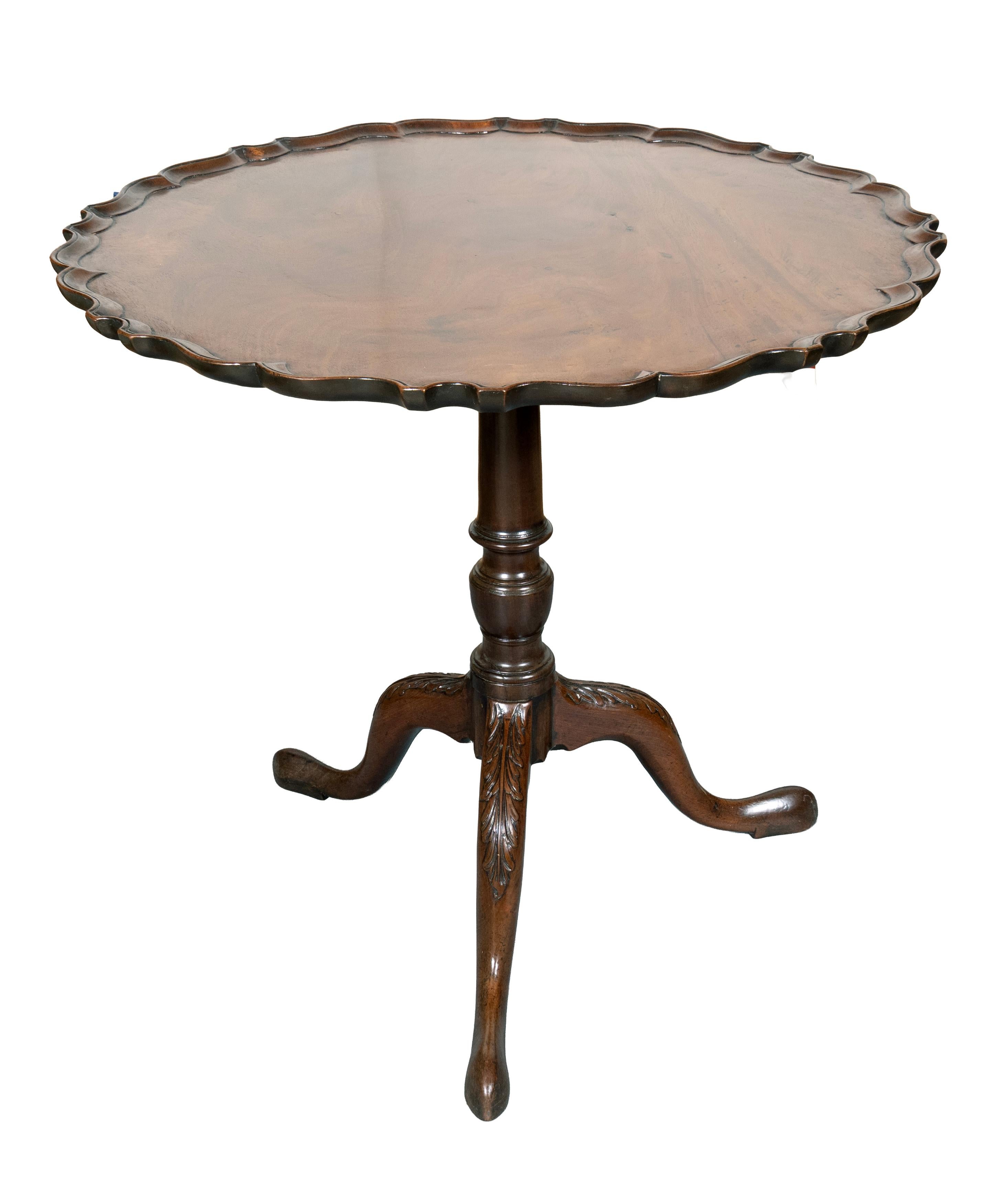 Mid-18th Century George III Mahogany Piecrust Tilt Top Table For Sale