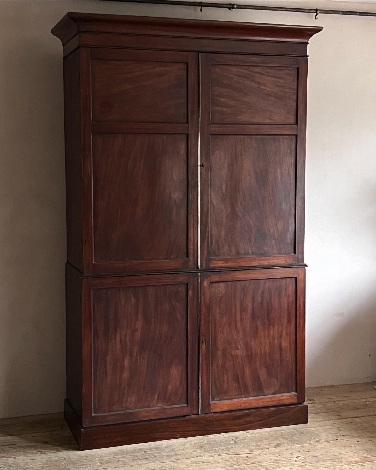 George III mahogany press cupboard In Good Condition For Sale In Grange-Over-Sands, GB