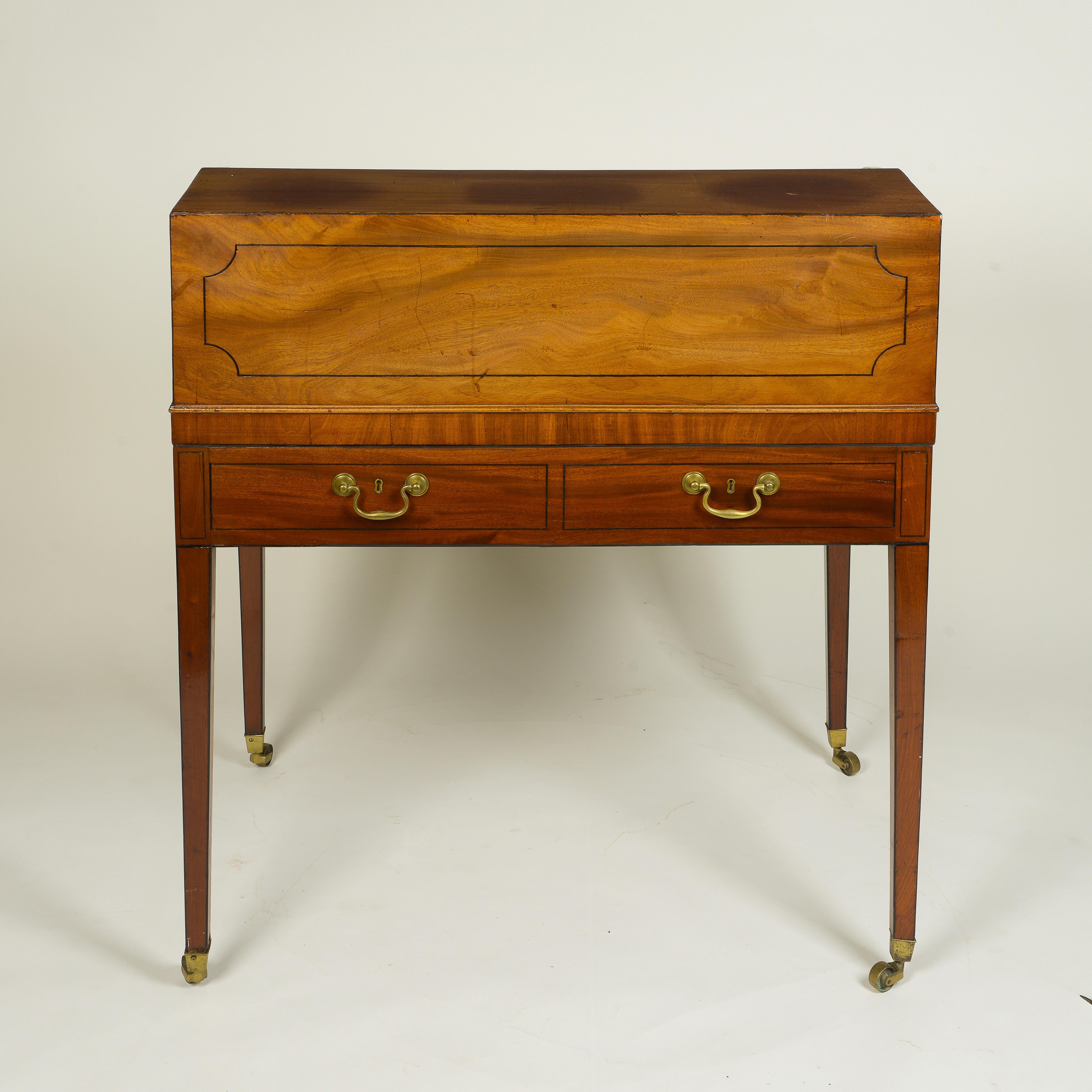 George III Mahogany Roll-Top Writing Table In Good Condition For Sale In New York, NY