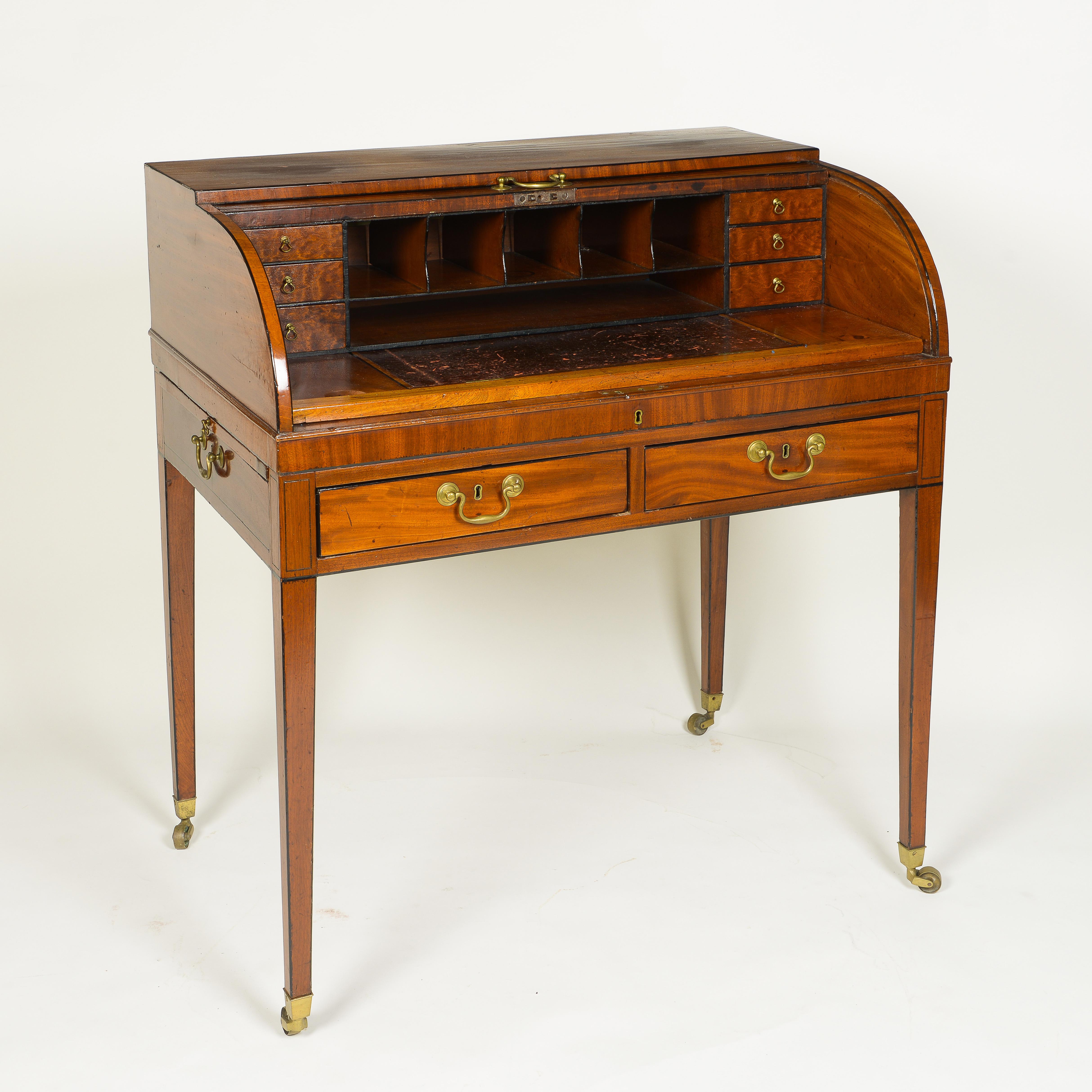 George III. Mahagoni-Schreibtisch mit Rollplatte (Spätes 18. Jahrhundert) im Angebot