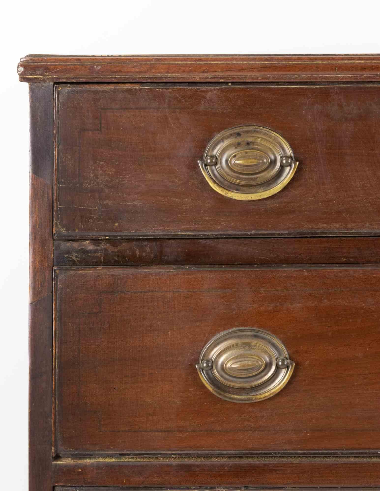 Cassapanca Secrétaire di Giorgio III in mogano con piano rettangolare e bordi modanati.

4 cassetti con maniglie in ottone fuso.

Inizio del XIX secolo.