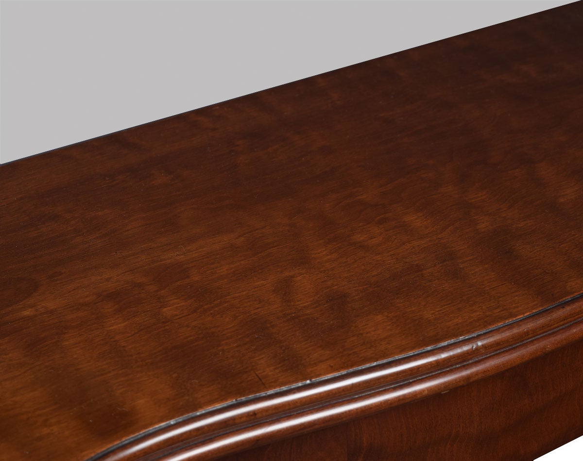 Britannique Table à cartes serpentine en acajou George III dans le goût français de Hepplewhite en vente