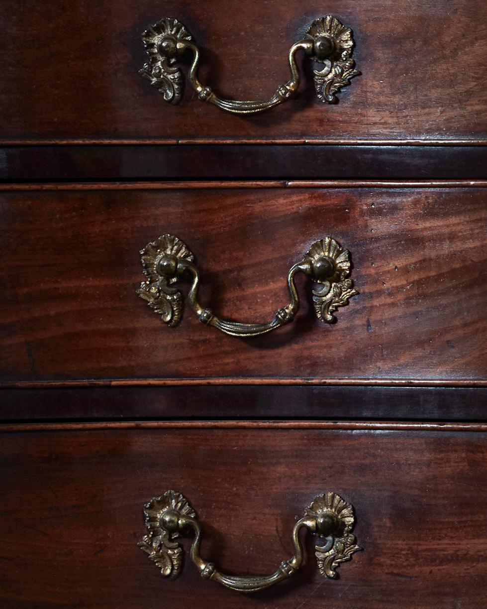 Mahagoni-Serpentin-Kommode aus der George-III-Periode mit Schubladen, um 1765 (George III.) im Angebot