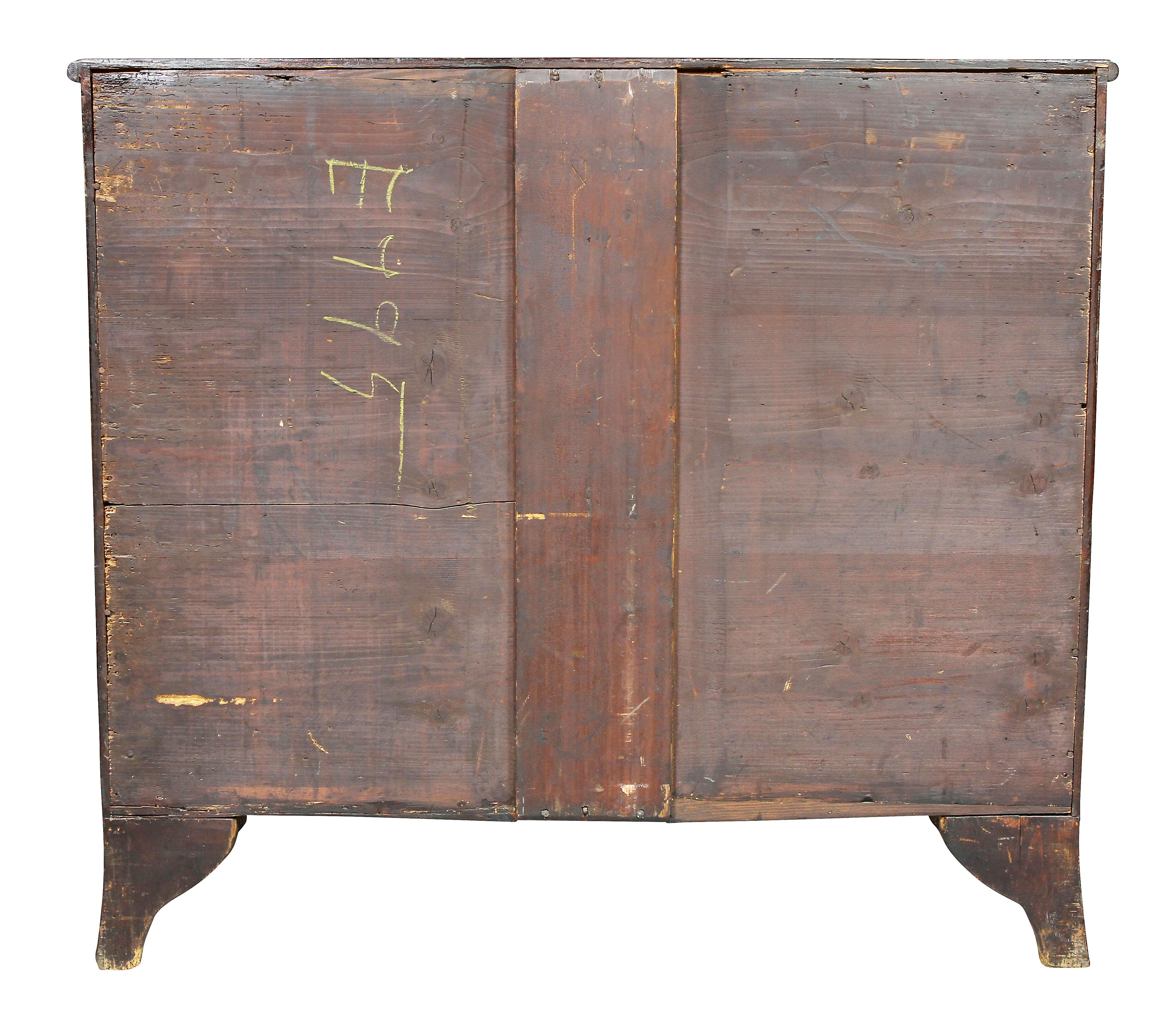 George III Mahogany Serpentine Chest of Drawers For Sale 5