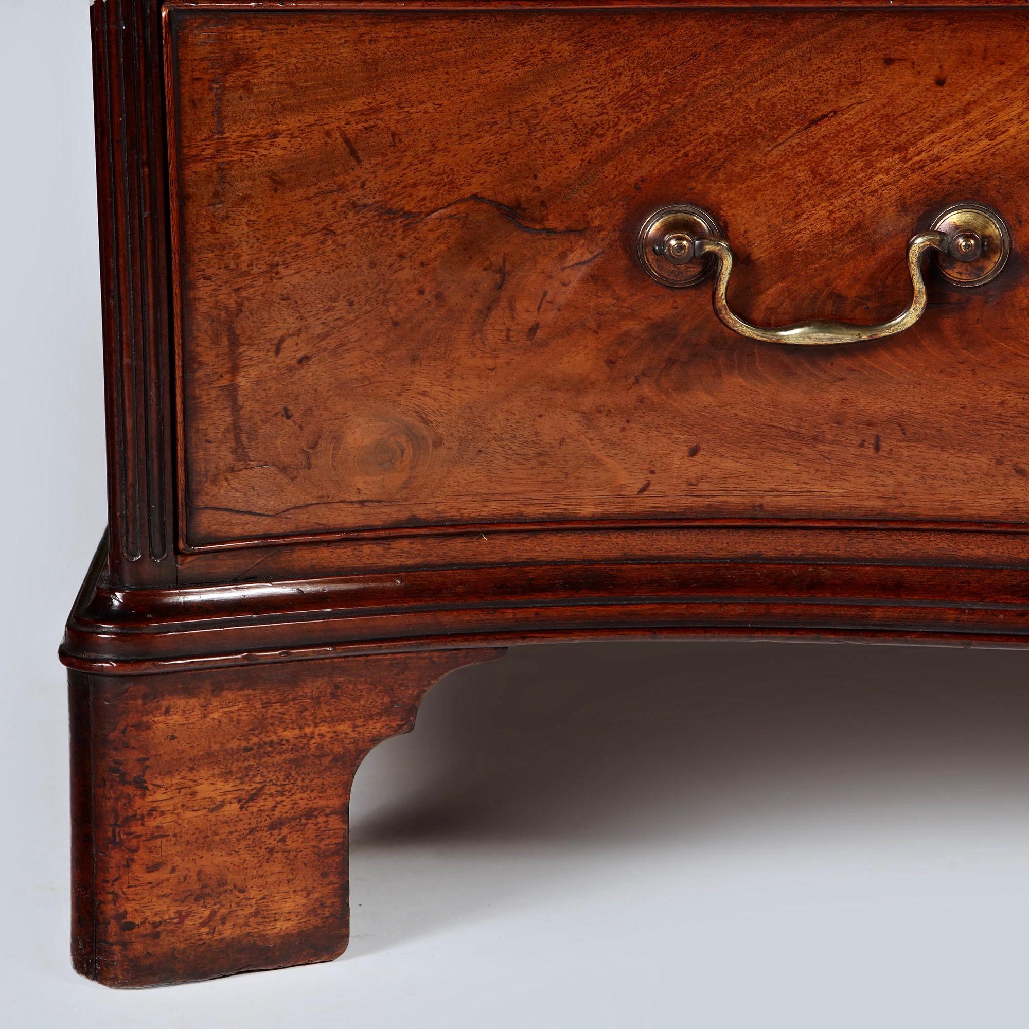 George III Mahogany Serpentine Chest of Drawers In Good Condition In Oxfordshire, United Kingdom