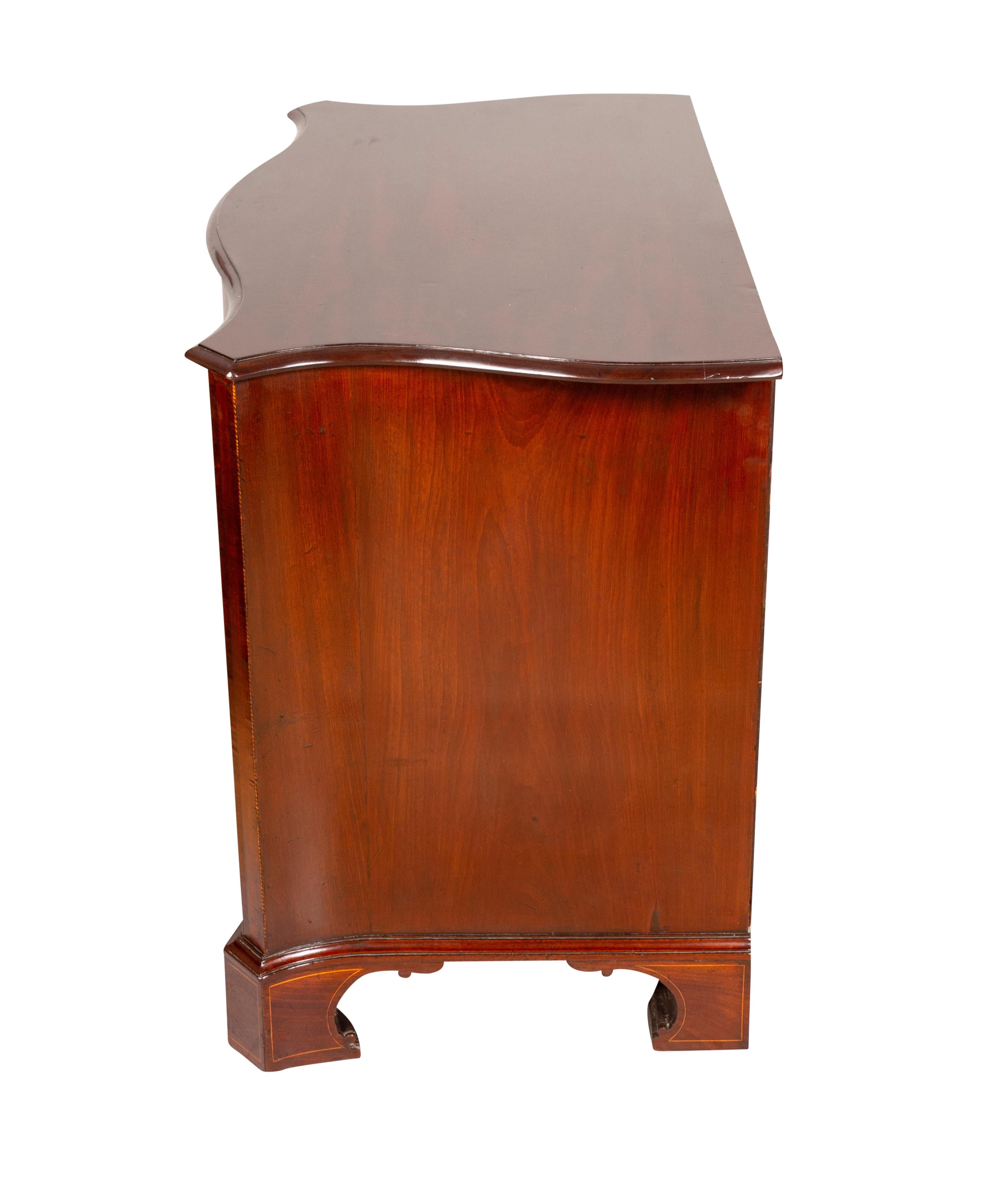 George III Mahogany Serpentine Chest of Drawers For Sale 1