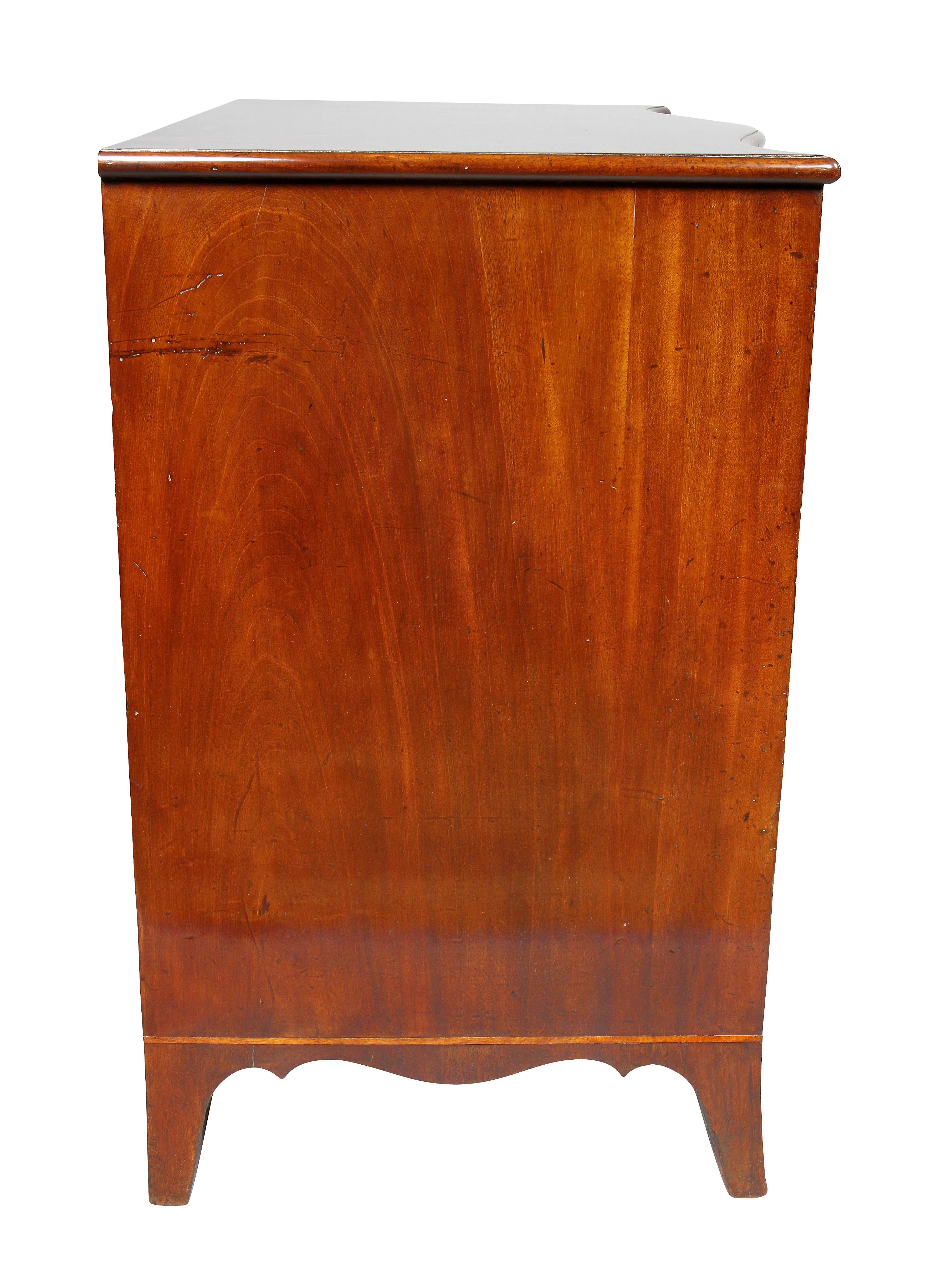 George III Mahogany Serpentine Chest of Drawers For Sale 3