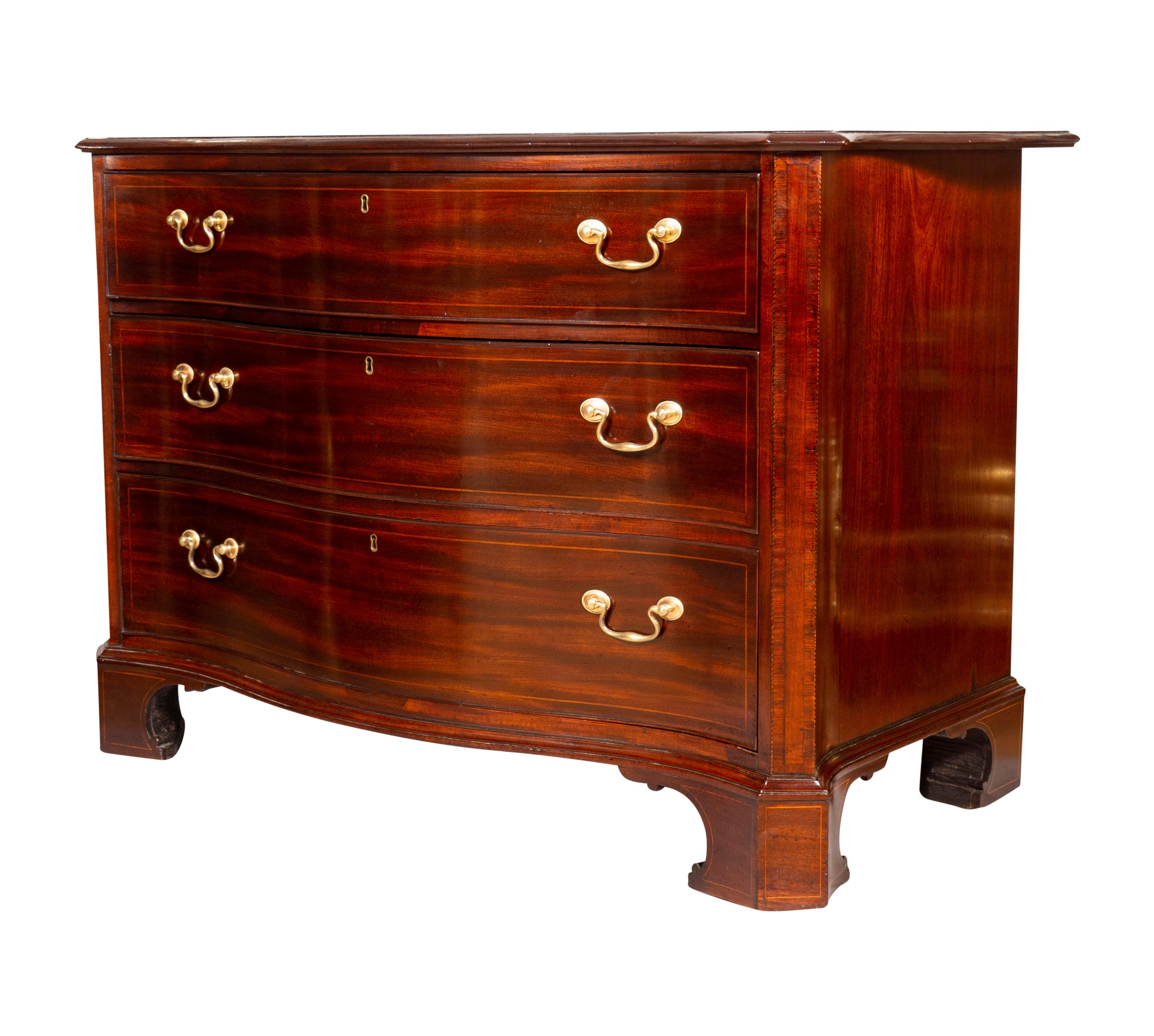 George III Mahogany Serpentine Chest of Drawers For Sale 4