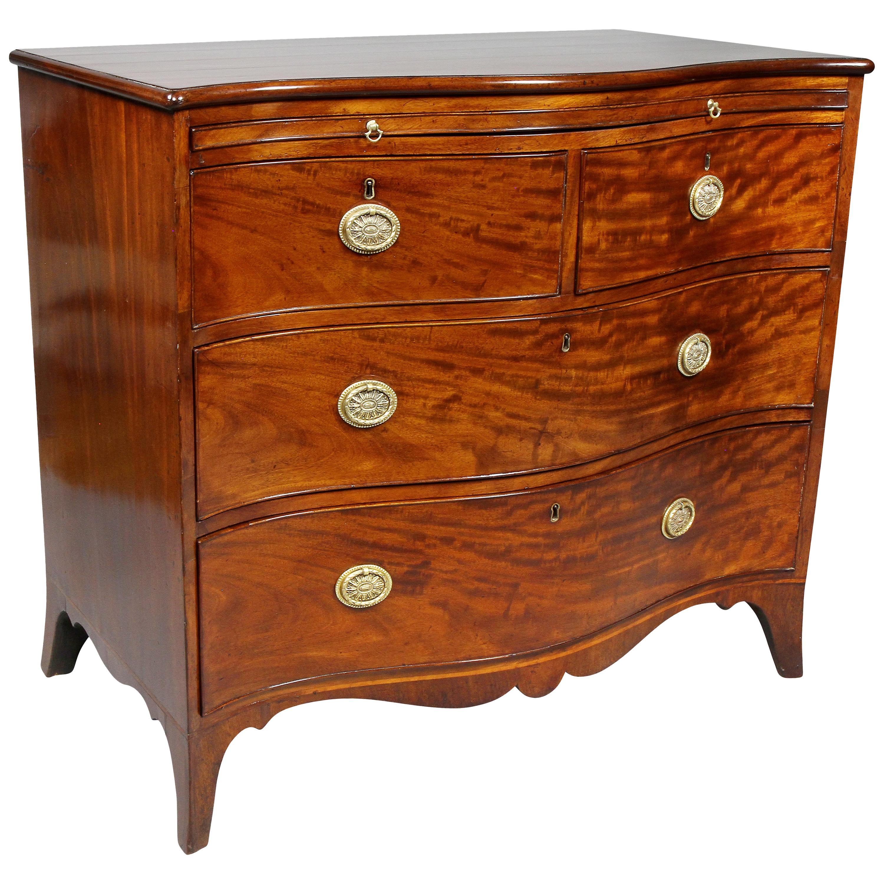 Commode serpentine en acajou George III en vente