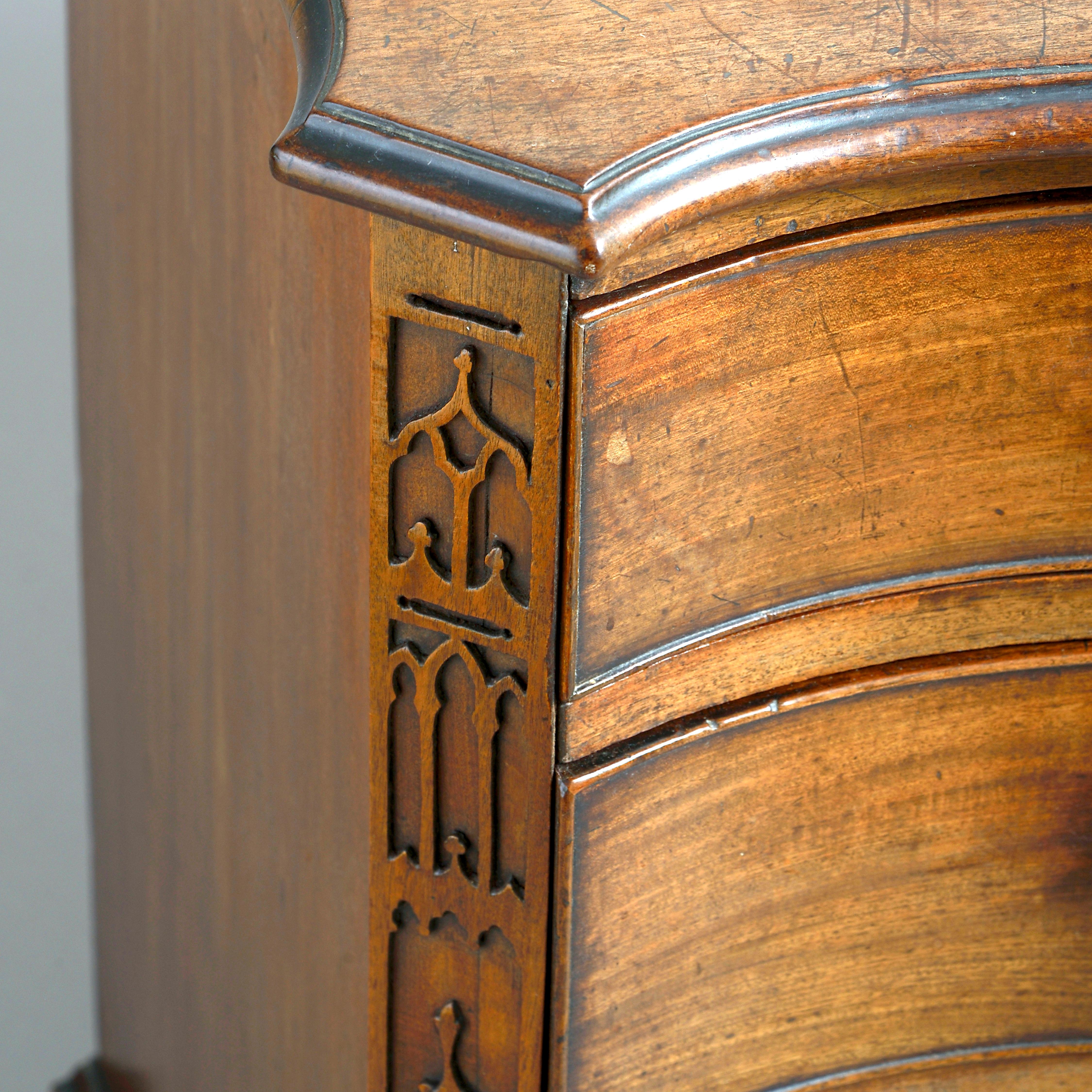 Fino al XVIII secolo Commode a serpentina in mogano di Giorgio III in vendita