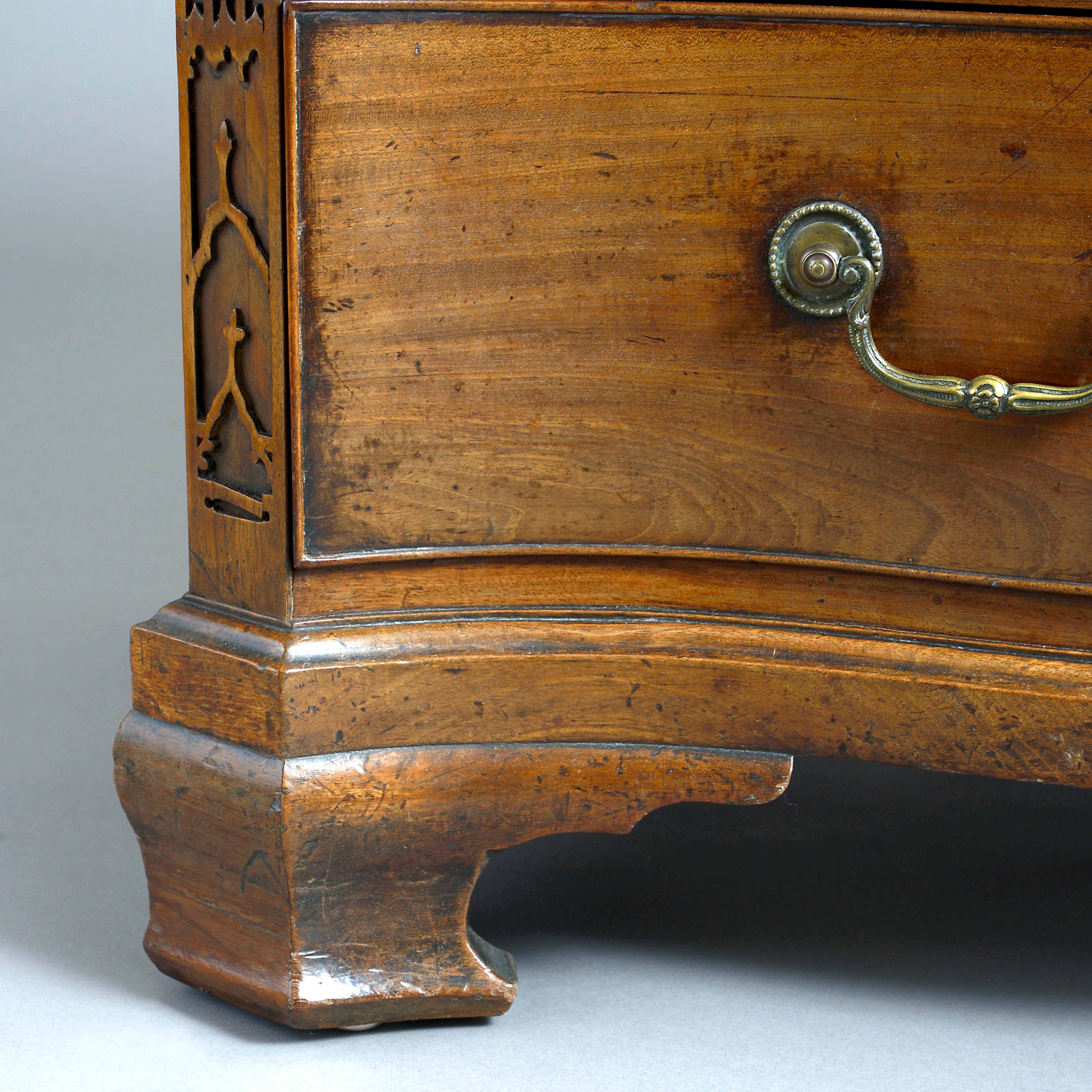 Commode a serpentina in mogano di Giorgio III in vendita 2