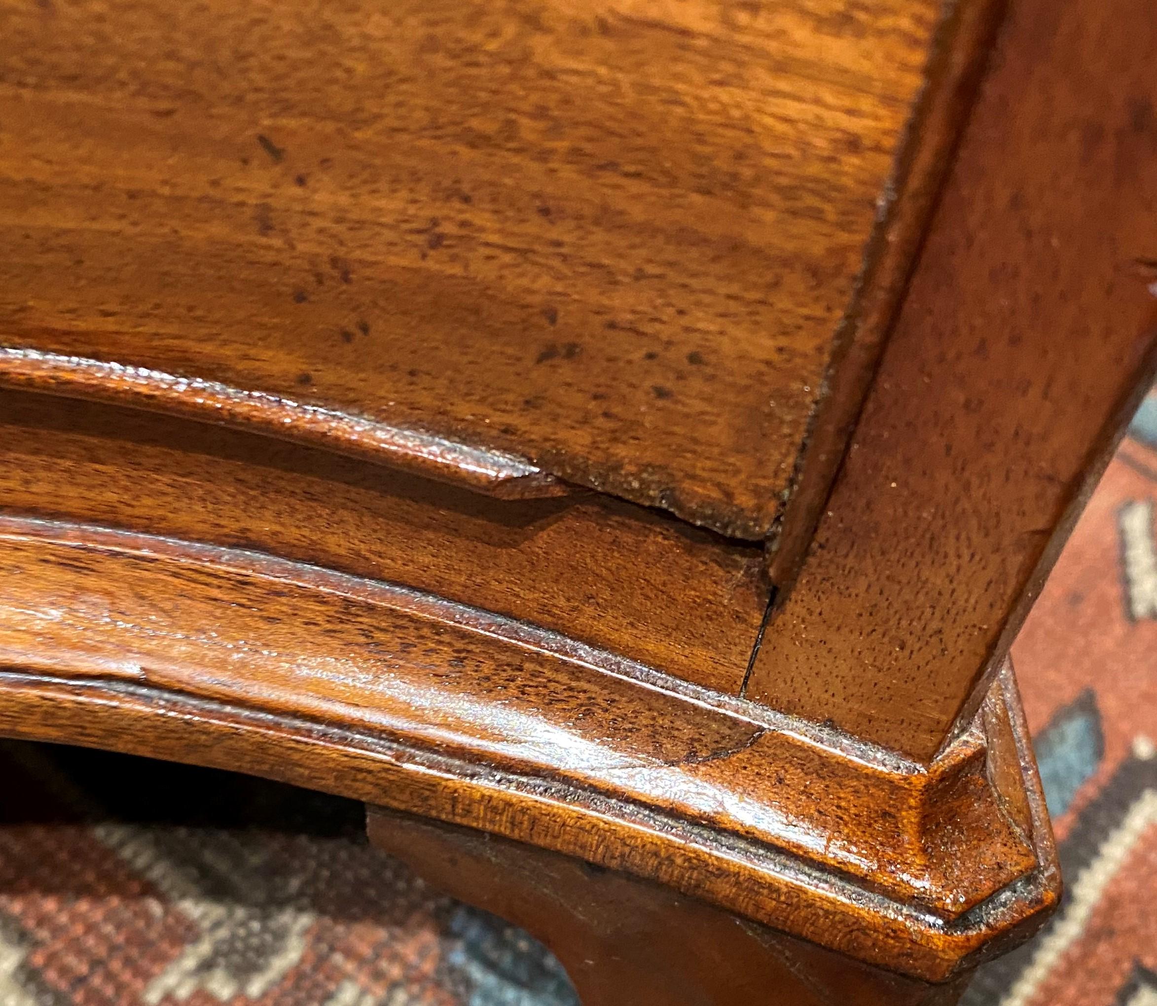 Commode serpentine en acajou de style George III avec coussin d'écriture ajusté en cuir en vente 5