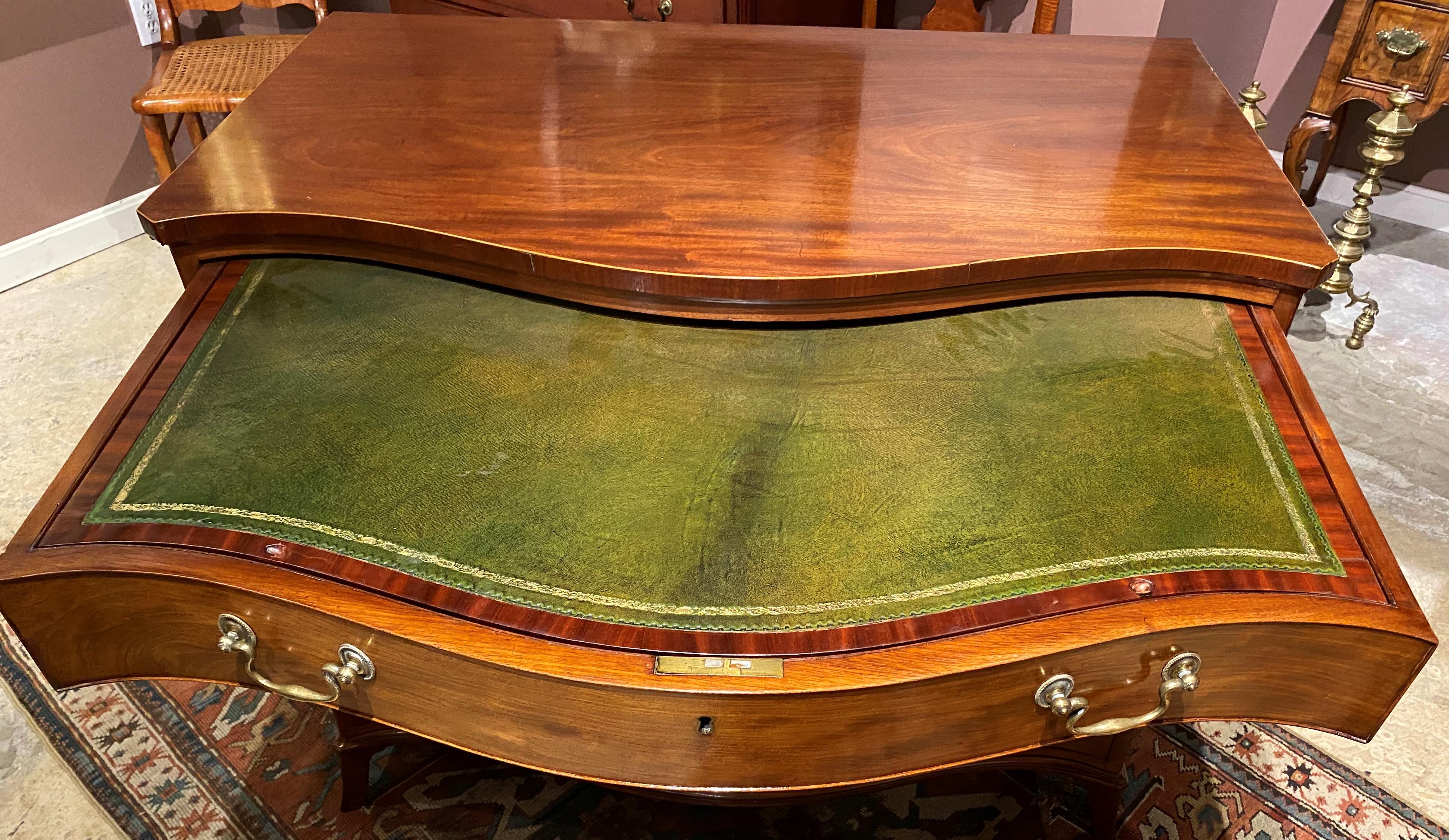 Kommode aus Mahagoni mit Serpentinen-Schreibtisch aus George III.- George III.-Zeit (Englisch) im Angebot