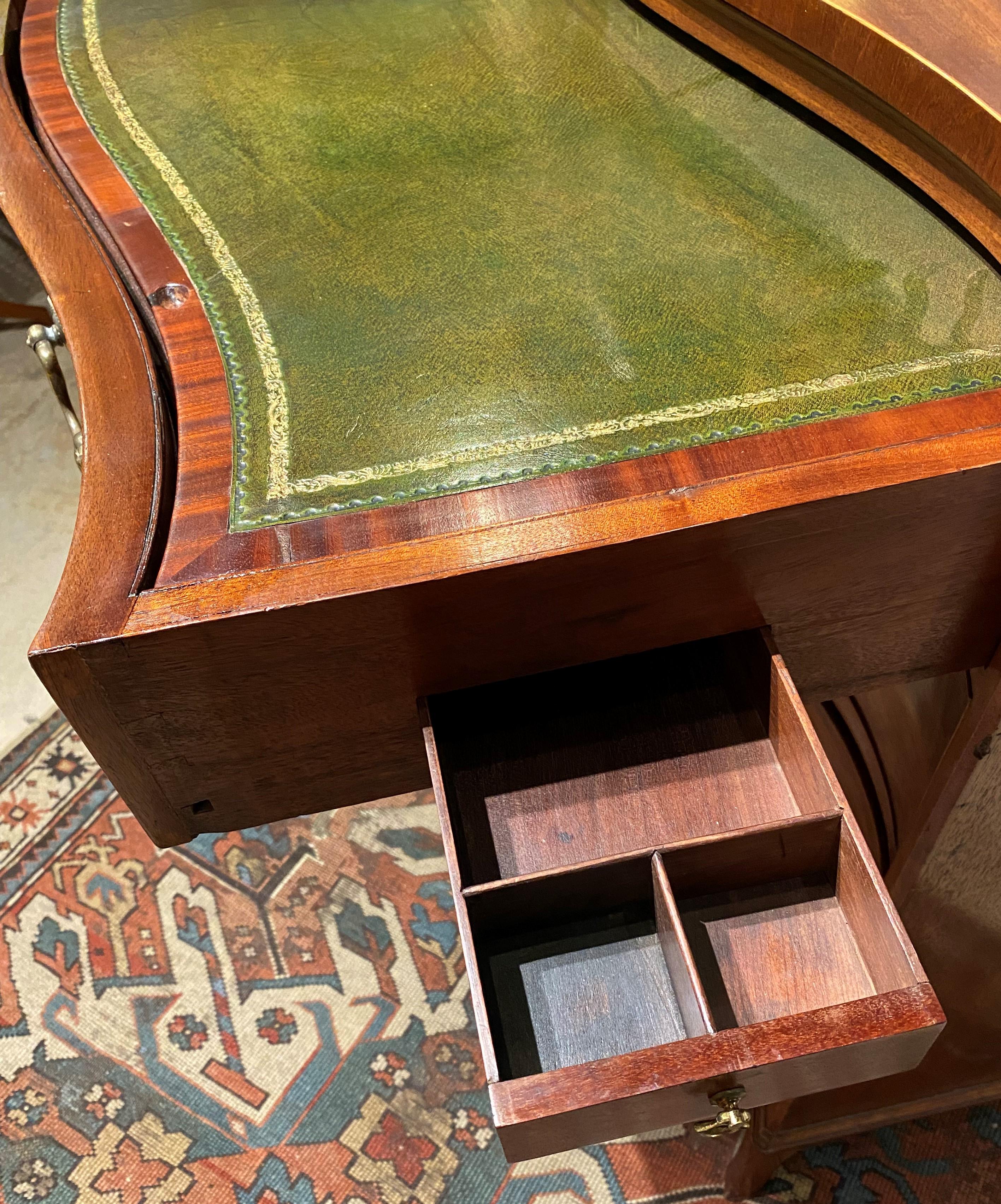 Kommode aus Mahagoni mit Serpentinen-Schreibtisch aus George III.- George III.-Zeit im Zustand „Gut“ im Angebot in Milford, NH