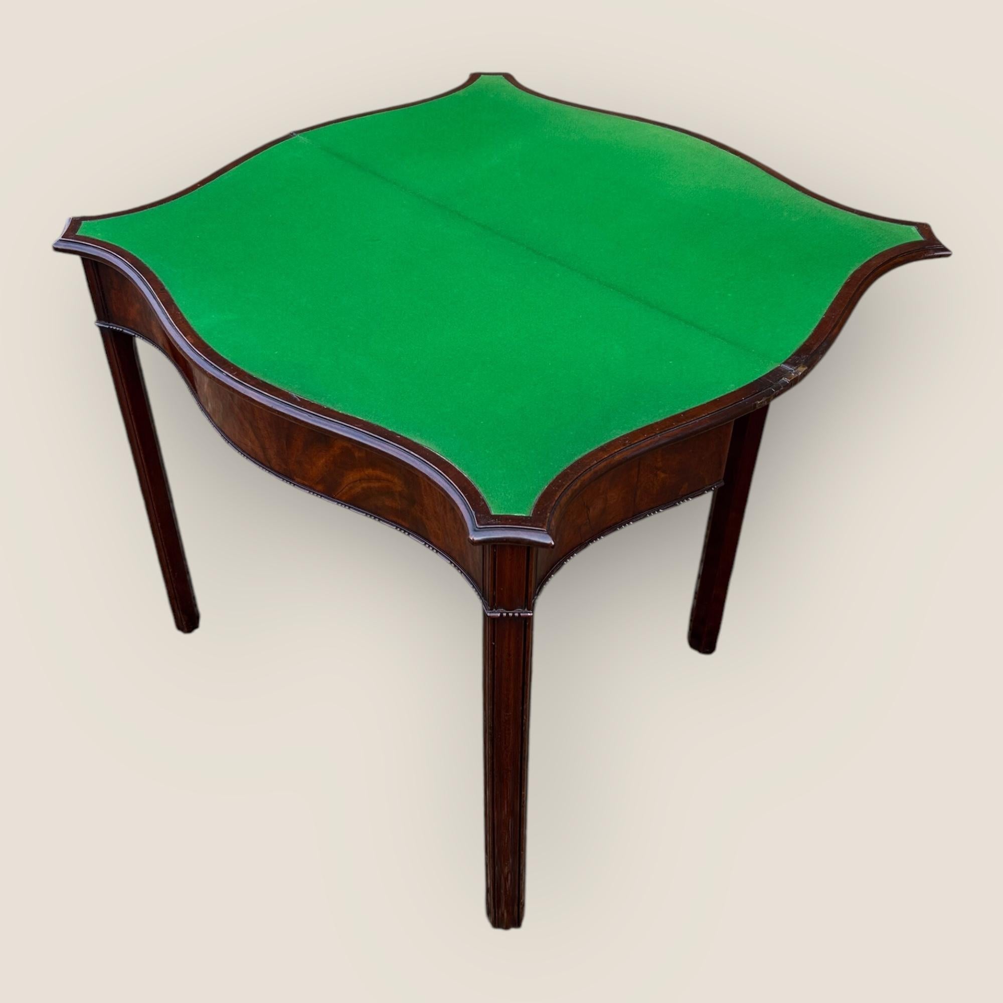 George III Mahogany Serpentine Fronted Card Table In Good Condition For Sale In King's Lynn, GB