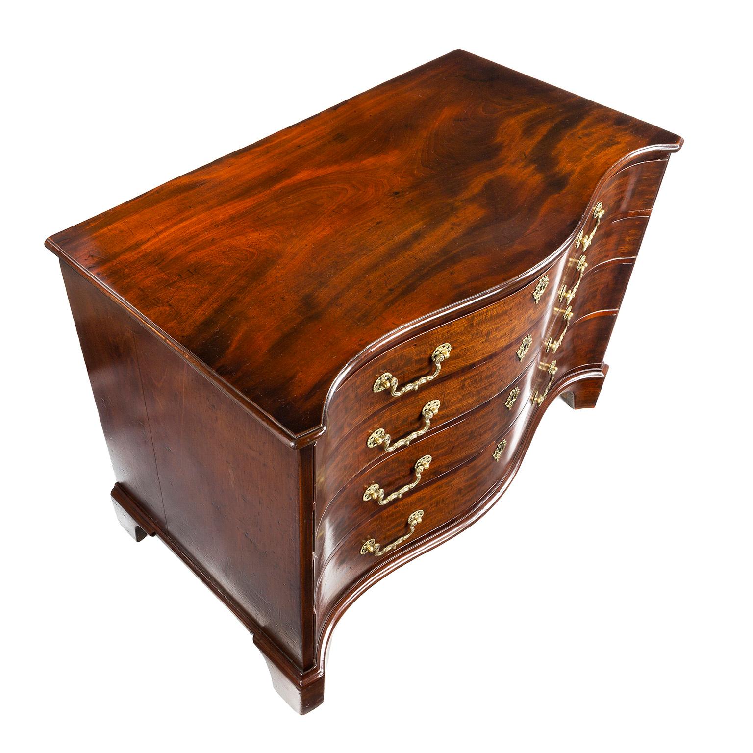 George III Mahogany Serpentine Fronted Chest of Drawers, circa 1765 2