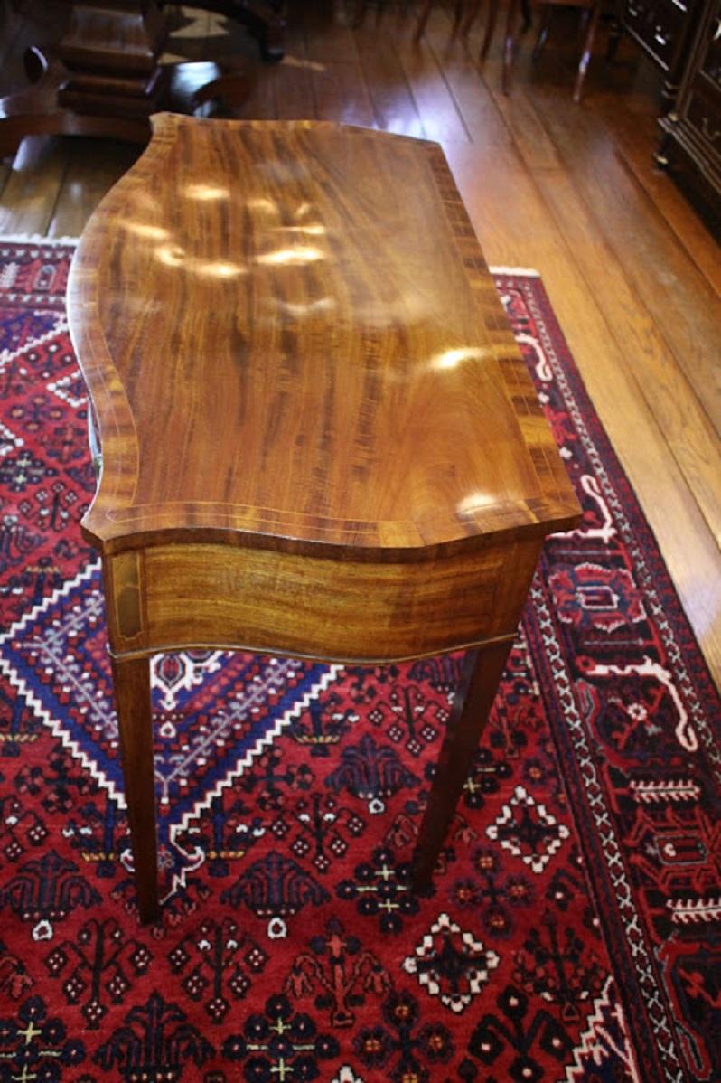 Incrusté Table d'appoint serpentine en acajou de style George III en vente